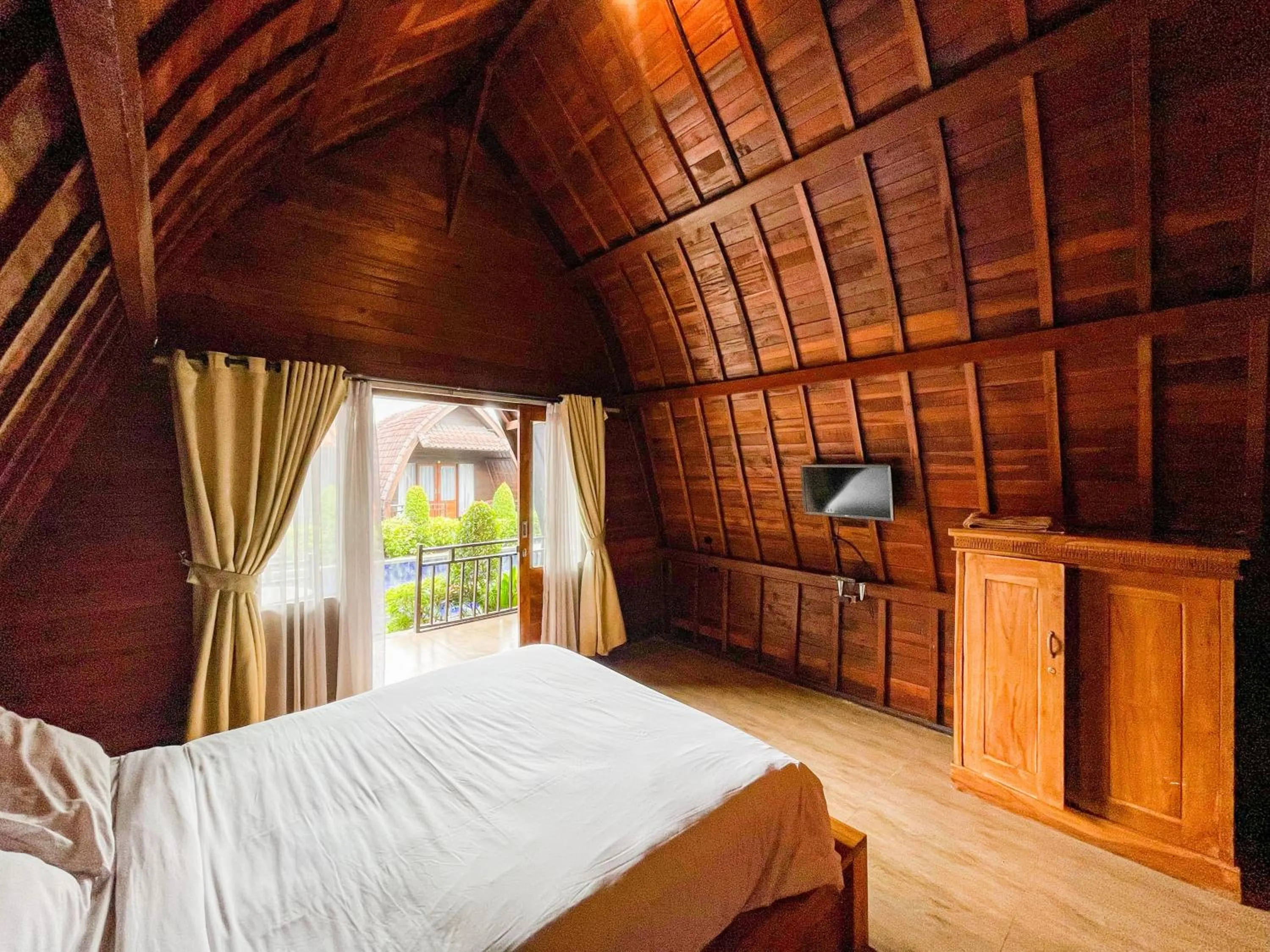 Bedroom in Lilis Aksito Akusara by Lavana