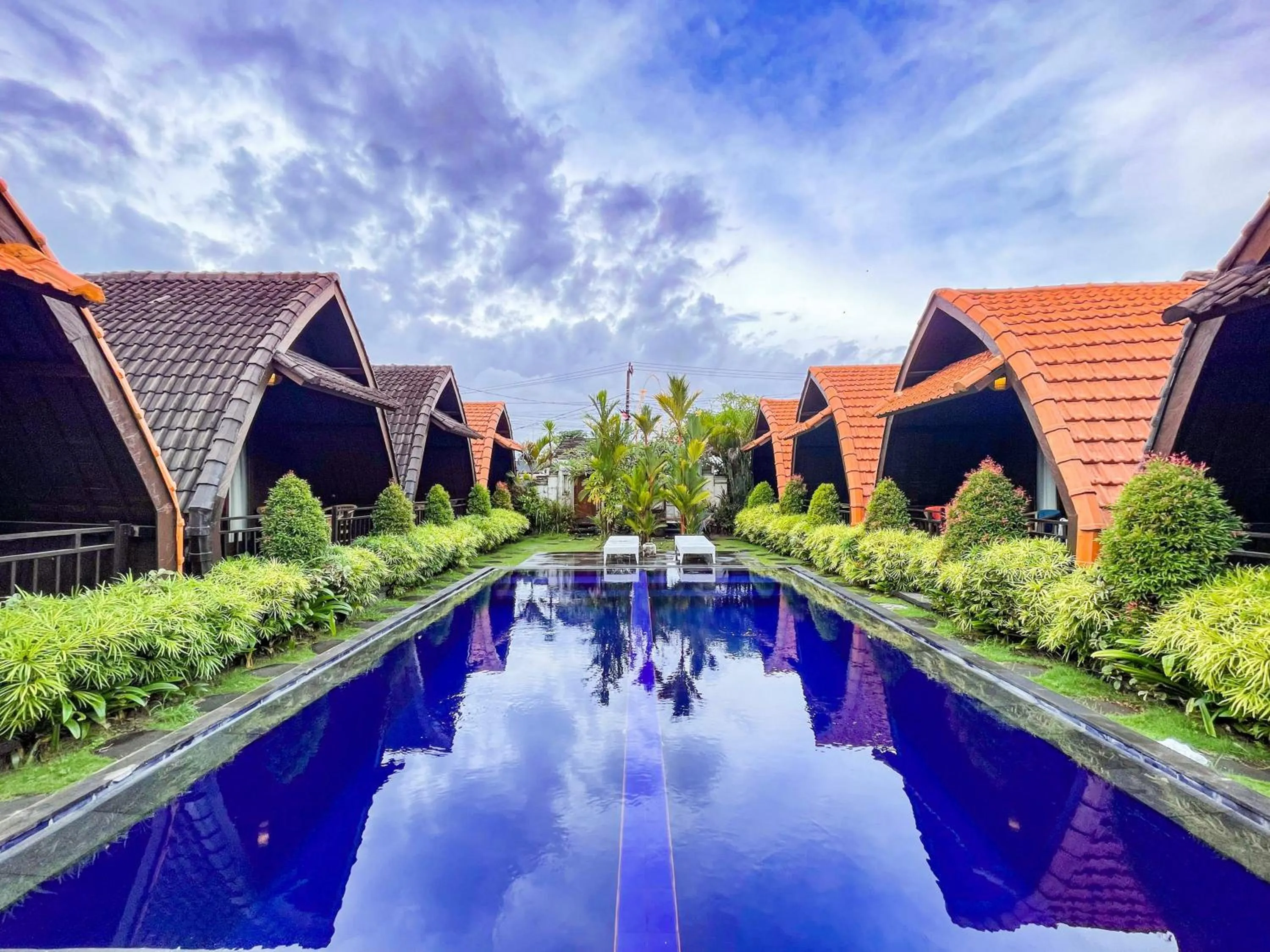 Swimming pool in Lilis Aksito Akusara by Lavana