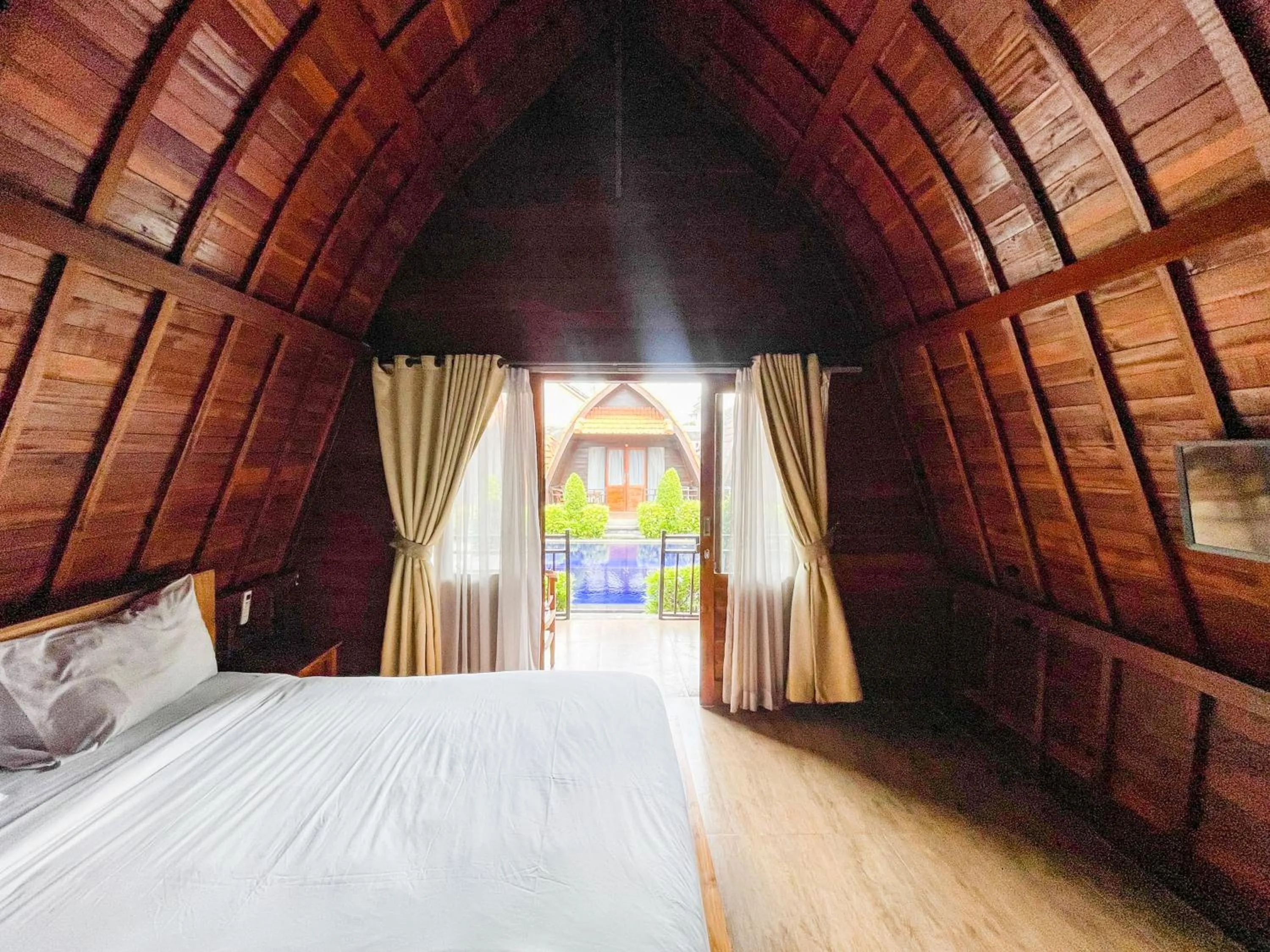 Bedroom in Lilis Aksito Akusara by Lavana