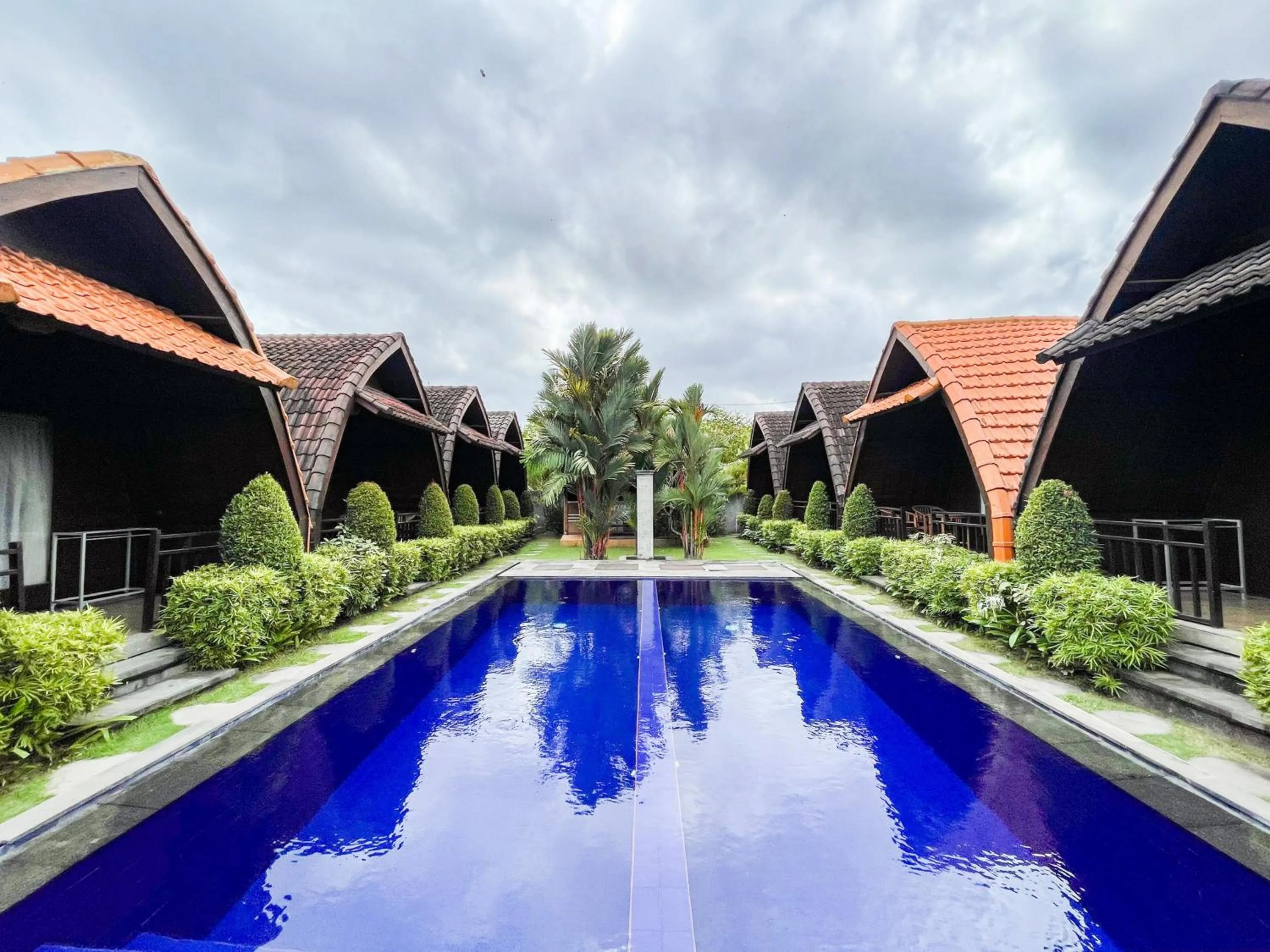 Swimming pool in Lilis Aksito Akusara by Lavana