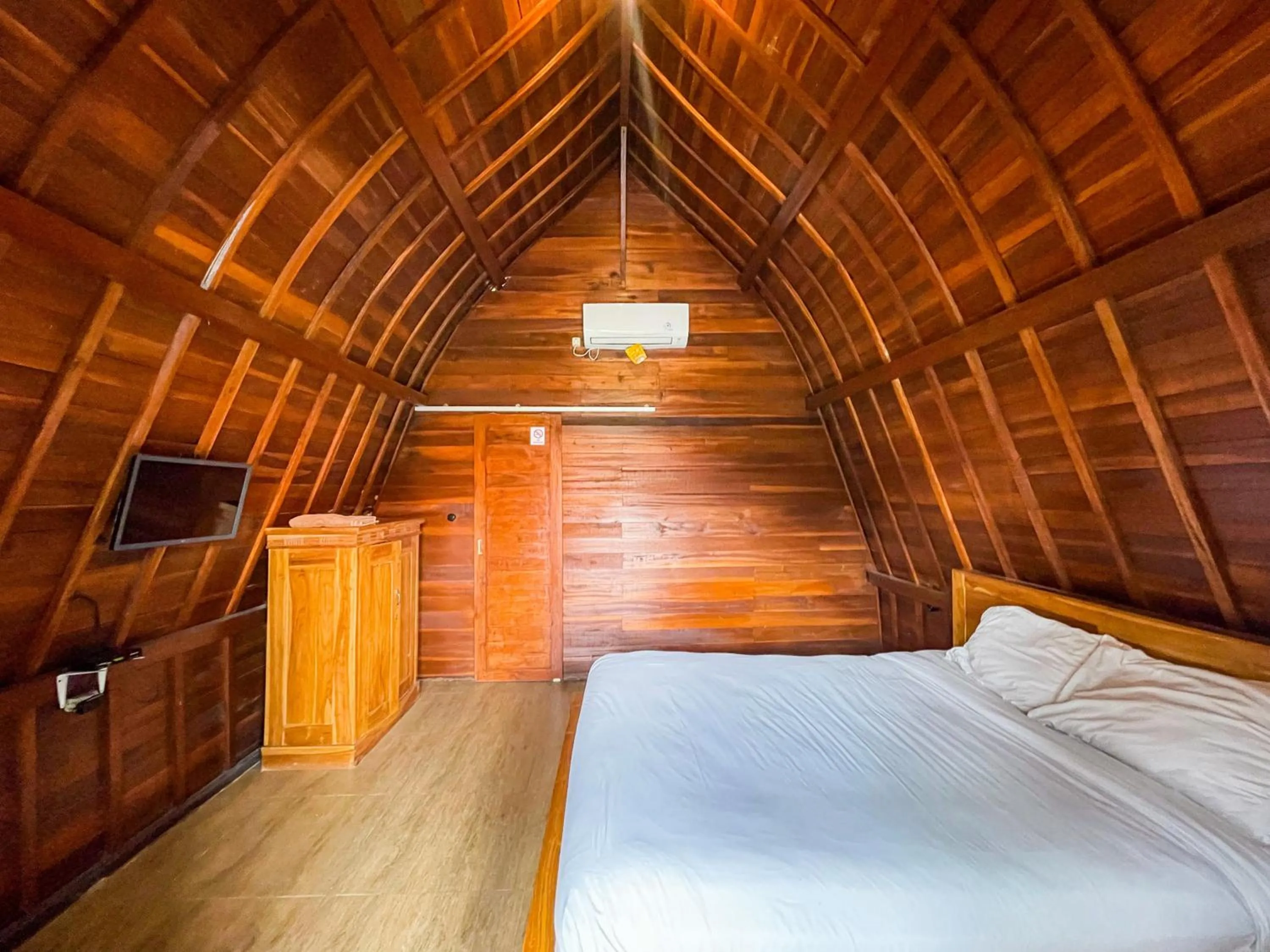 Bedroom in Lilis Aksito Akusara by Lavana