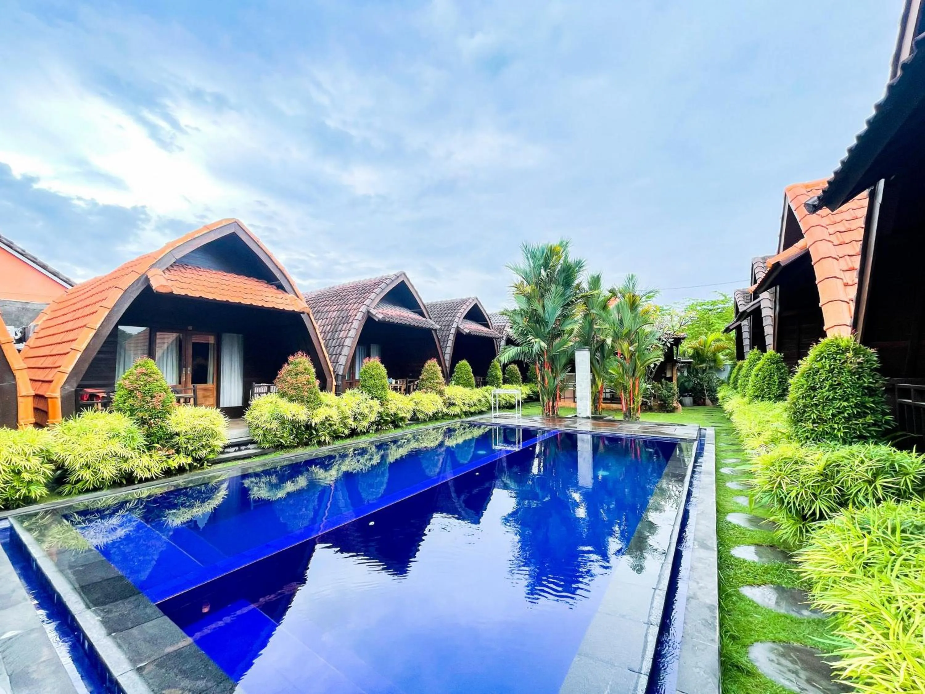 Swimming pool in Lilis Aksito Akusara by Lavana