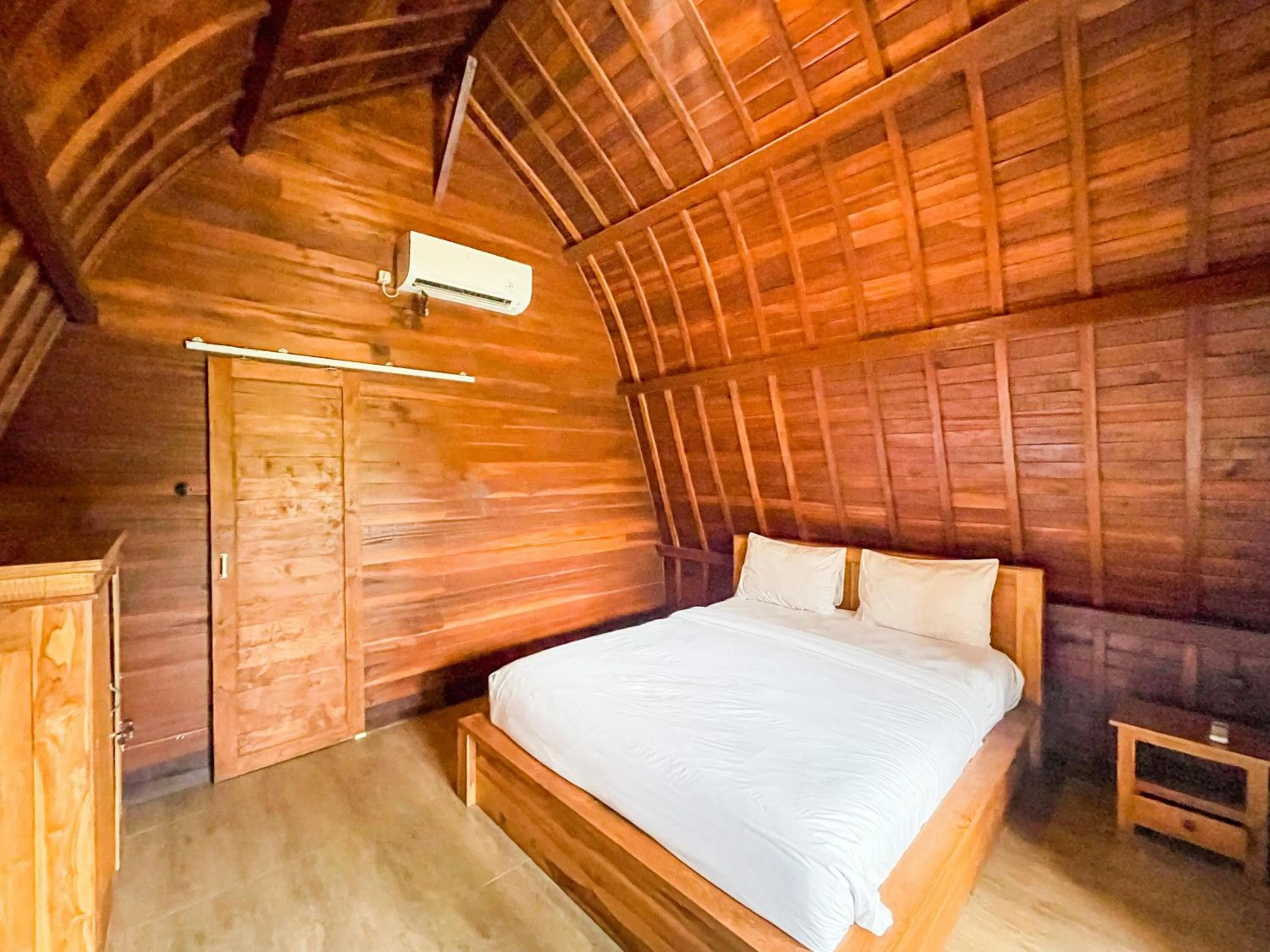 Bedroom in Lilis Aksito Akusara by Lavana