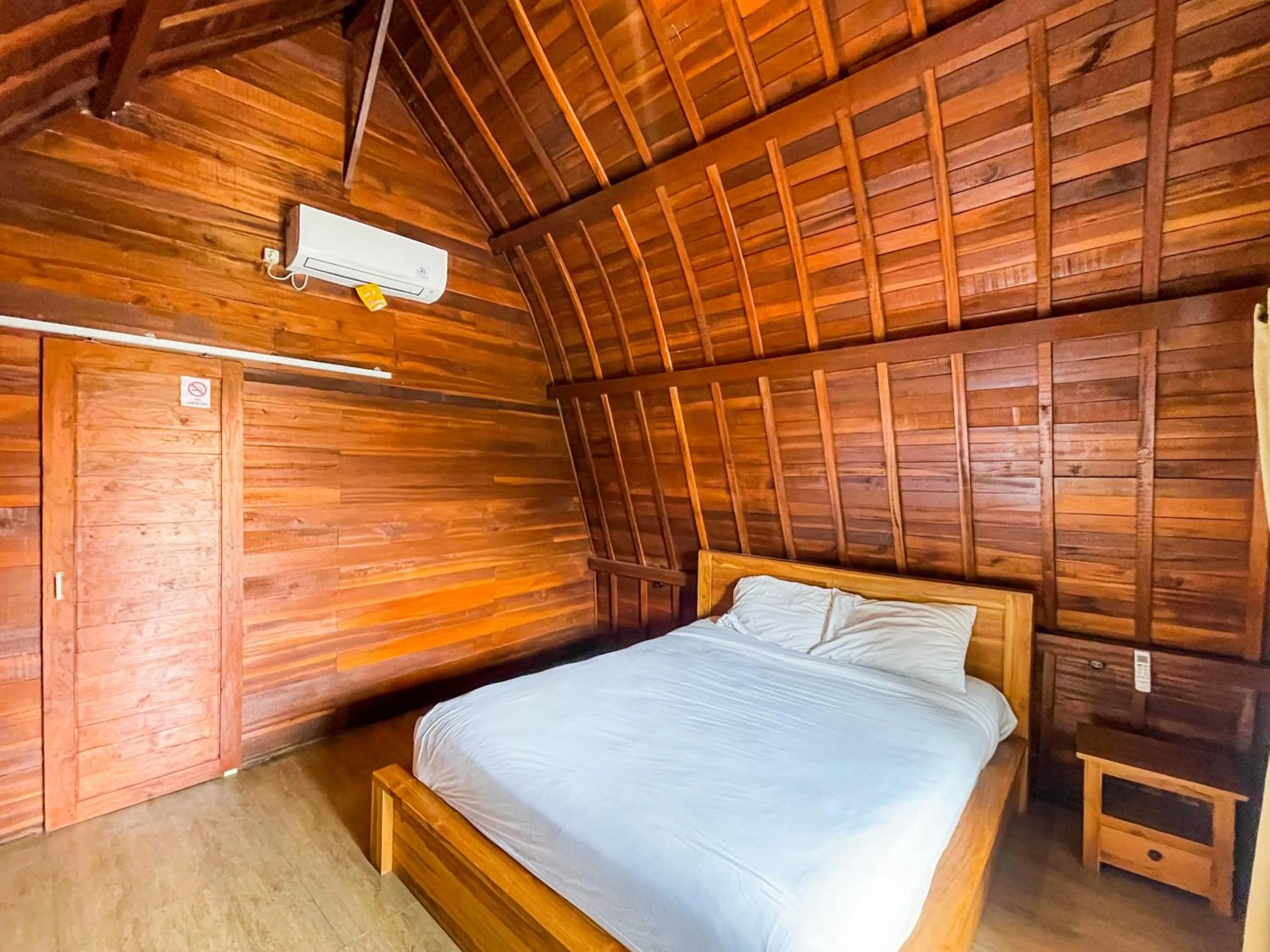 Bedroom in Lilis Aksito Akusara by Lavana