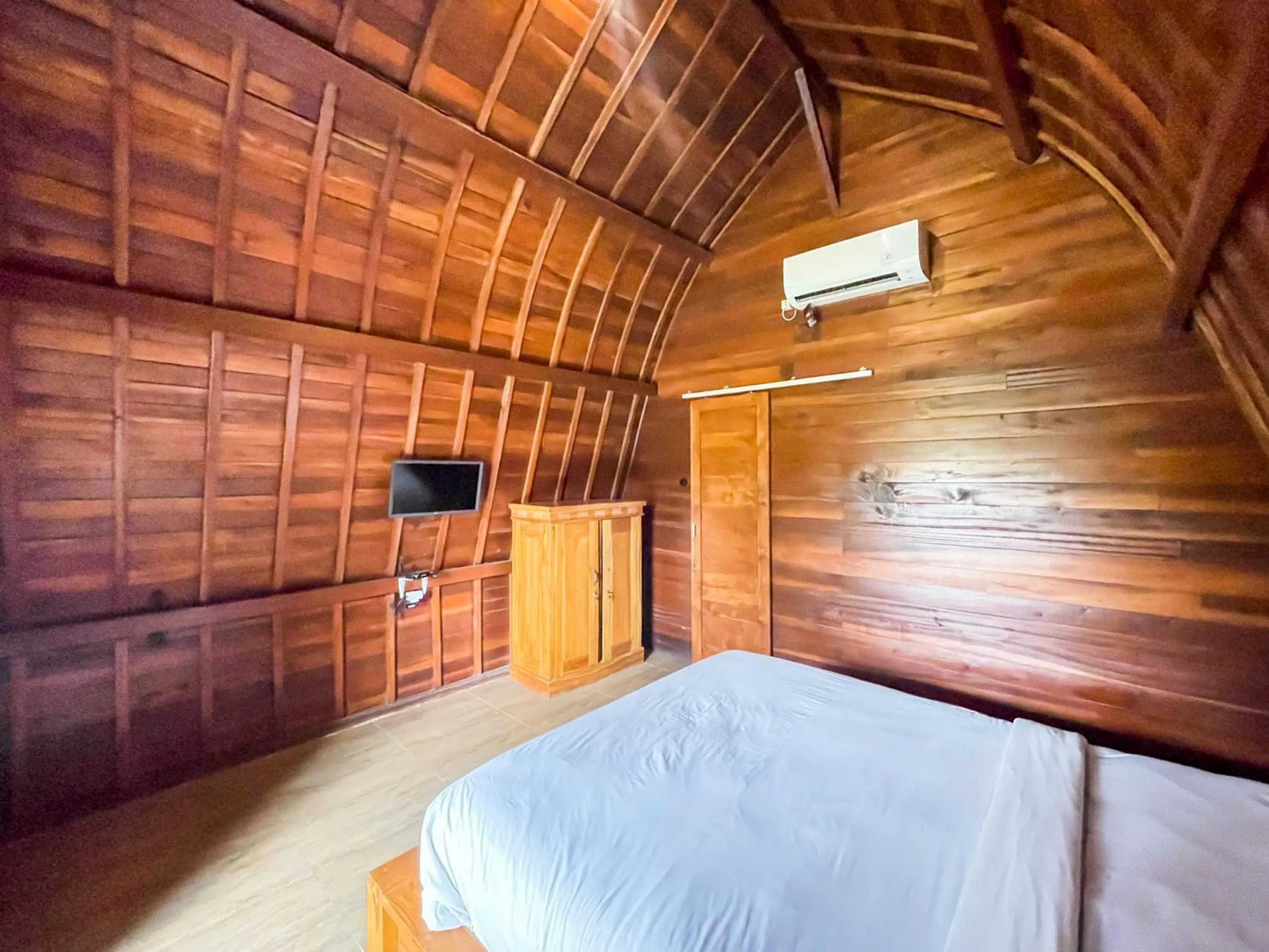 Bedroom in Lilis Aksito Akusara by Lavana