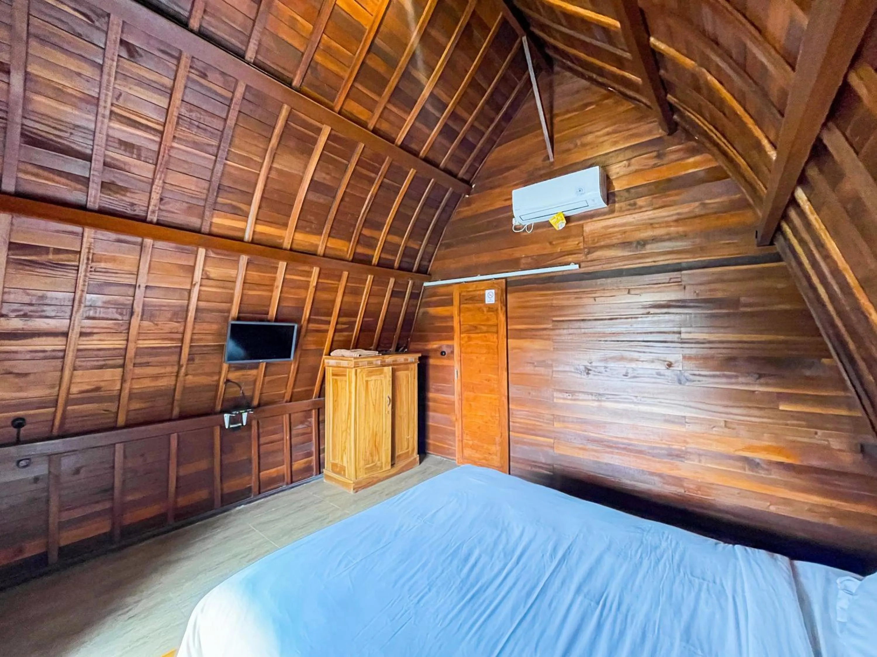 Bedroom in Lilis Aksito Akusara by Lavana