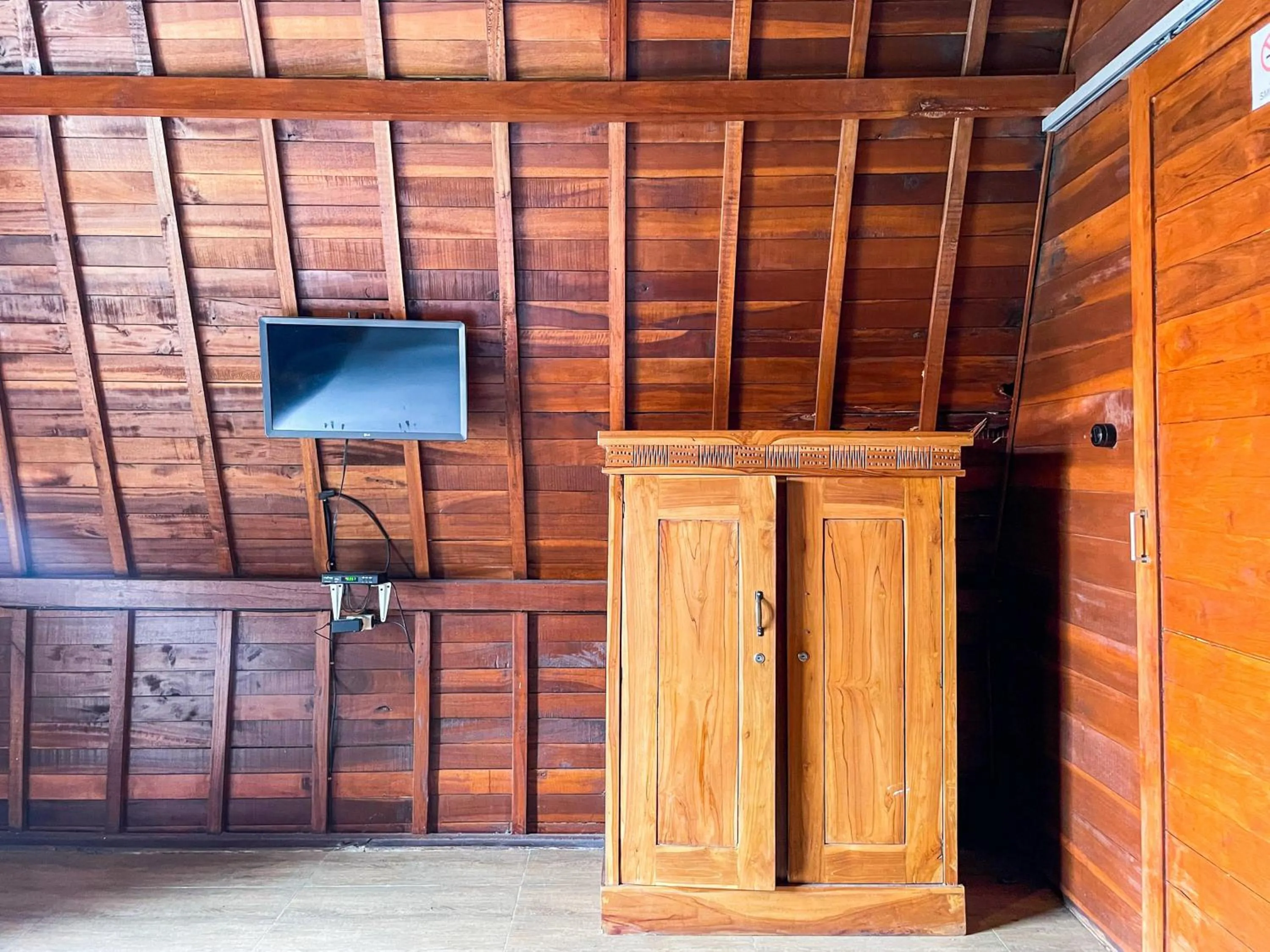 TV and multimedia in Lilis Aksito Akusara by Lavana