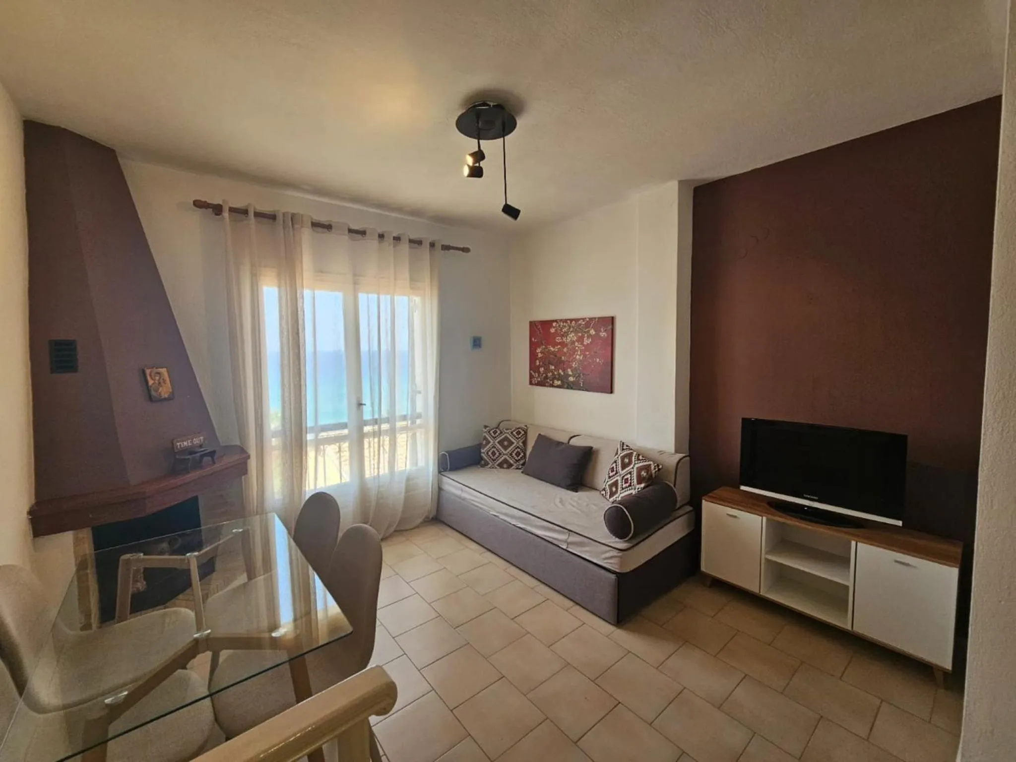 Communal lounge/ TV room in Glyfada Apartment 91