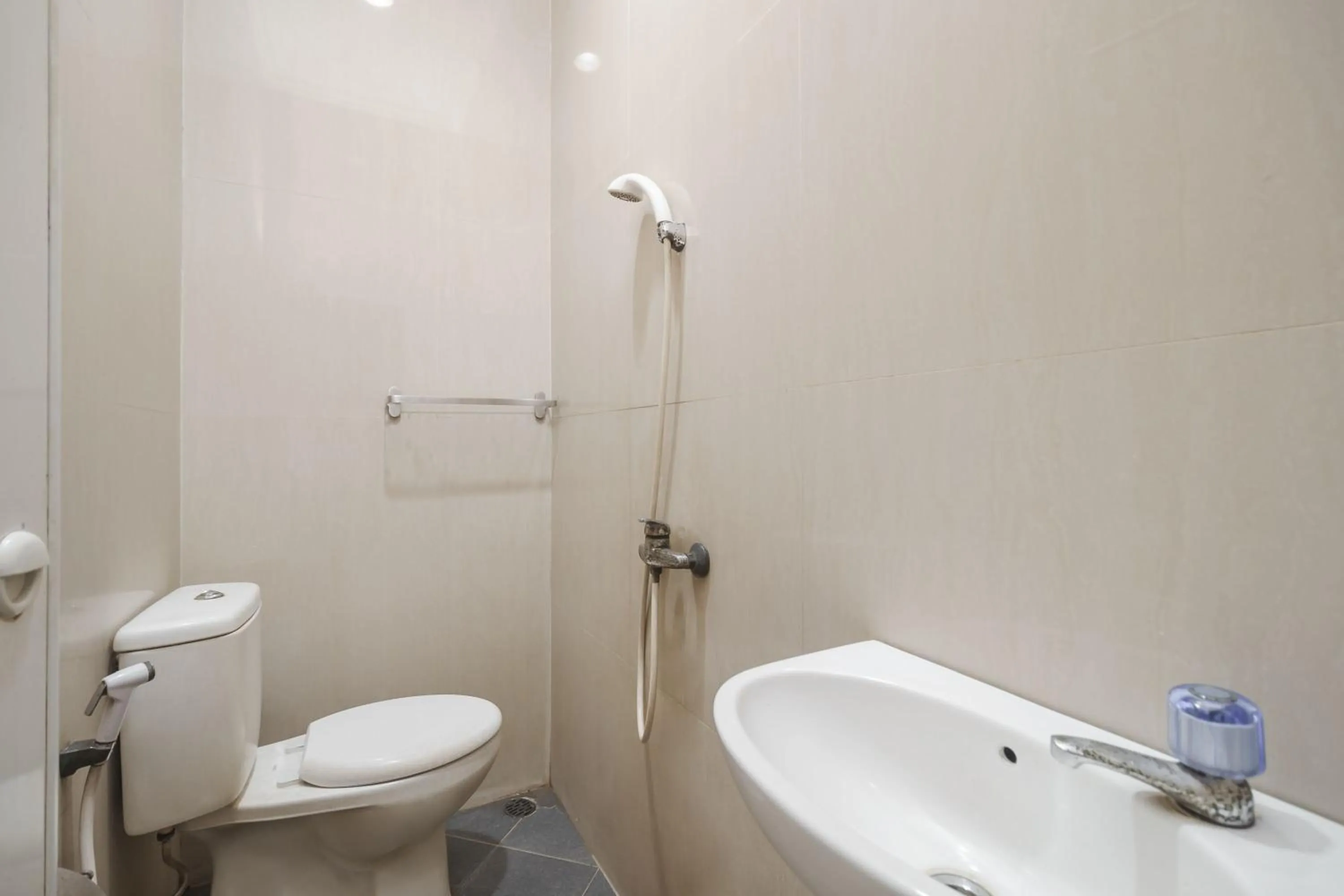 Bathroom in RedDoorz near RSU Bunda Thamrin Medan