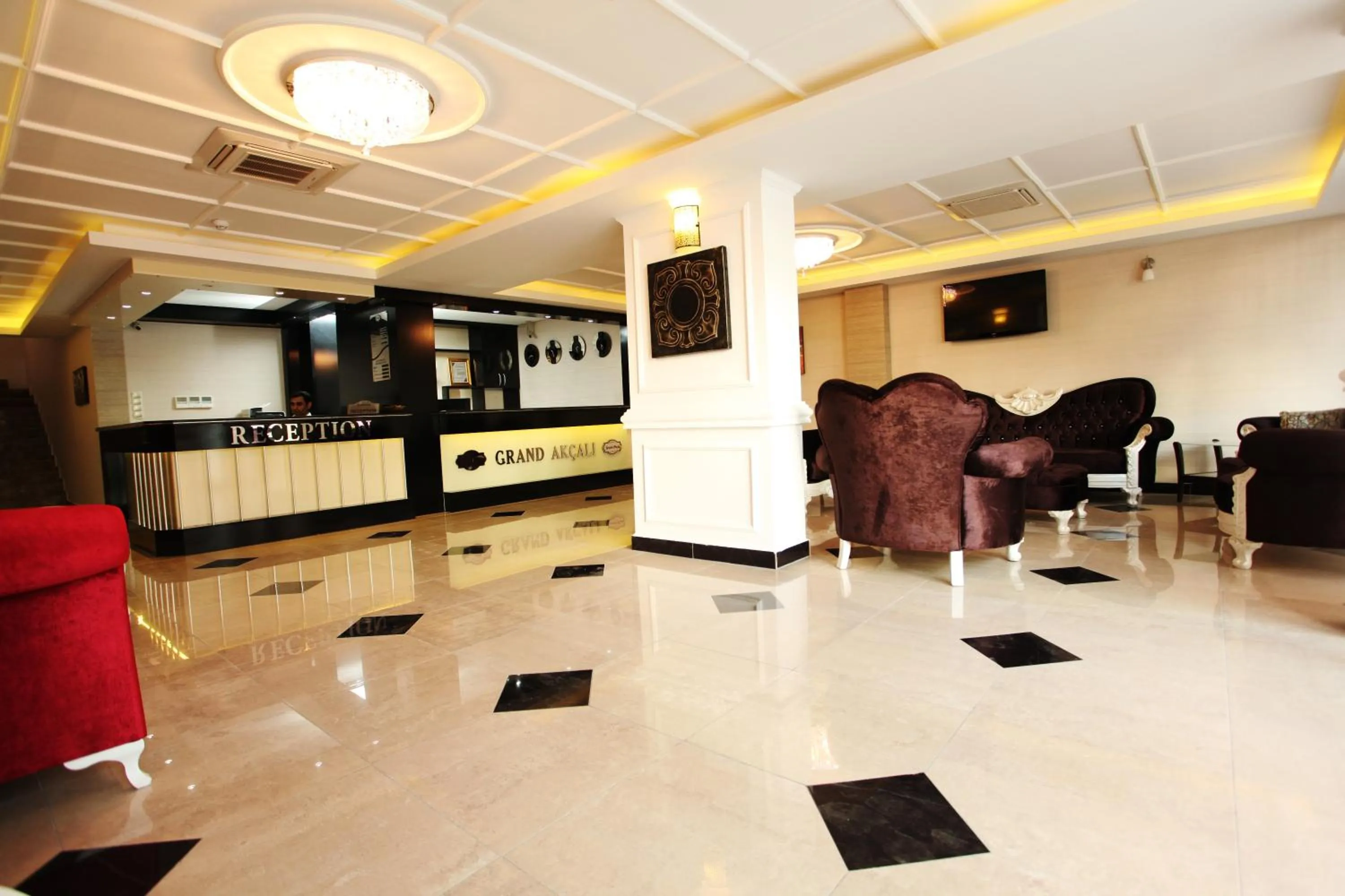 Lobby or reception in Grand Akçalı Otel