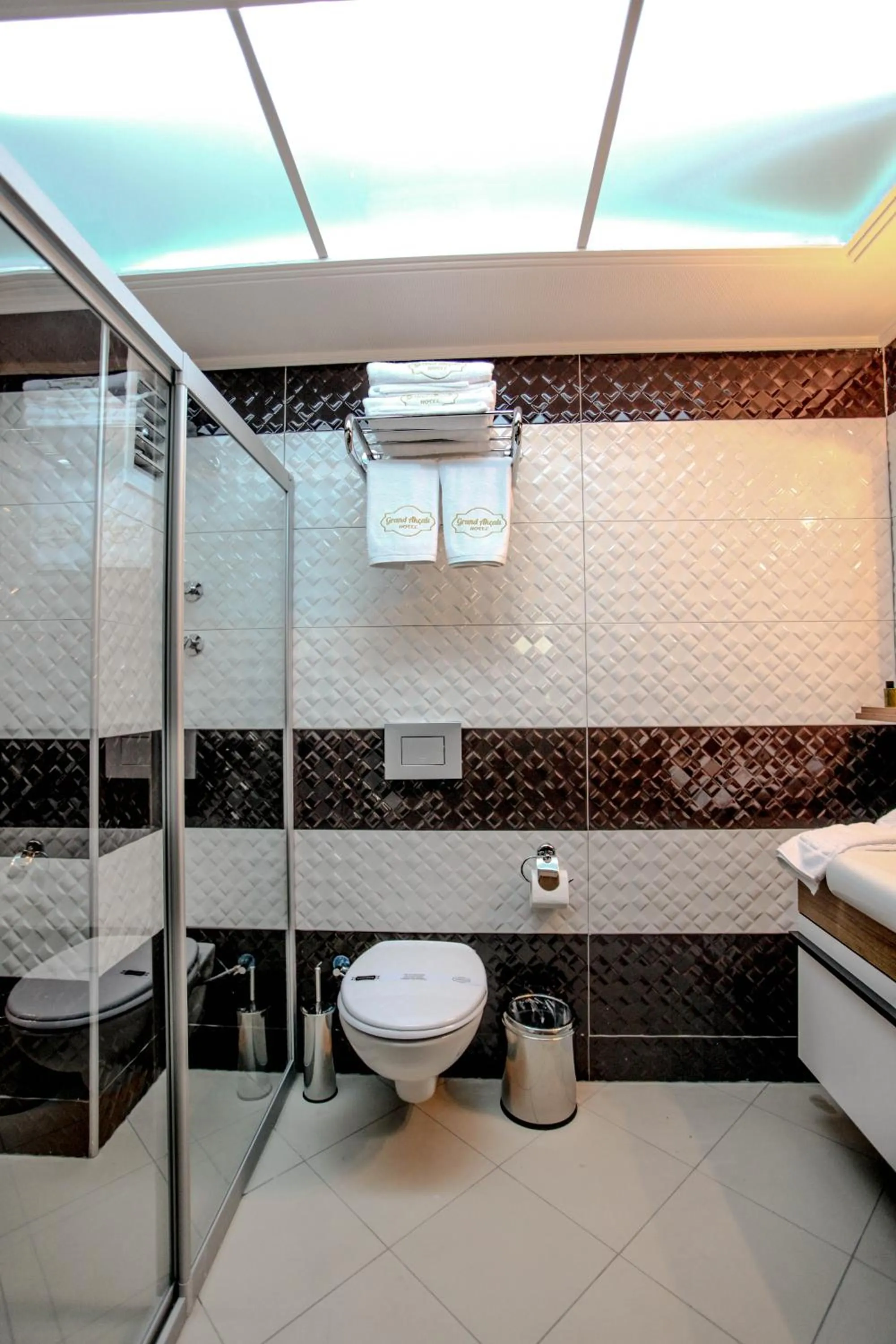 Bathroom in Grand Akçalı Otel