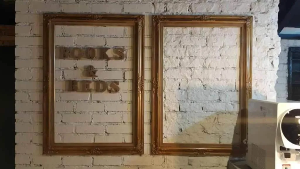 Logo/Certificate/Sign in Books & Beds