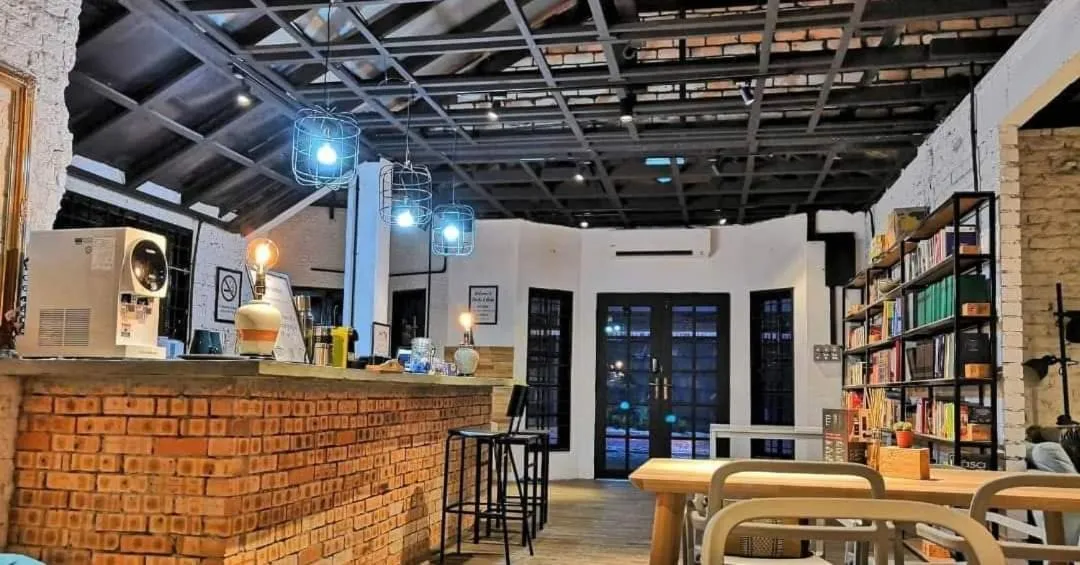 Communal lounge/ TV room in Books & Beds