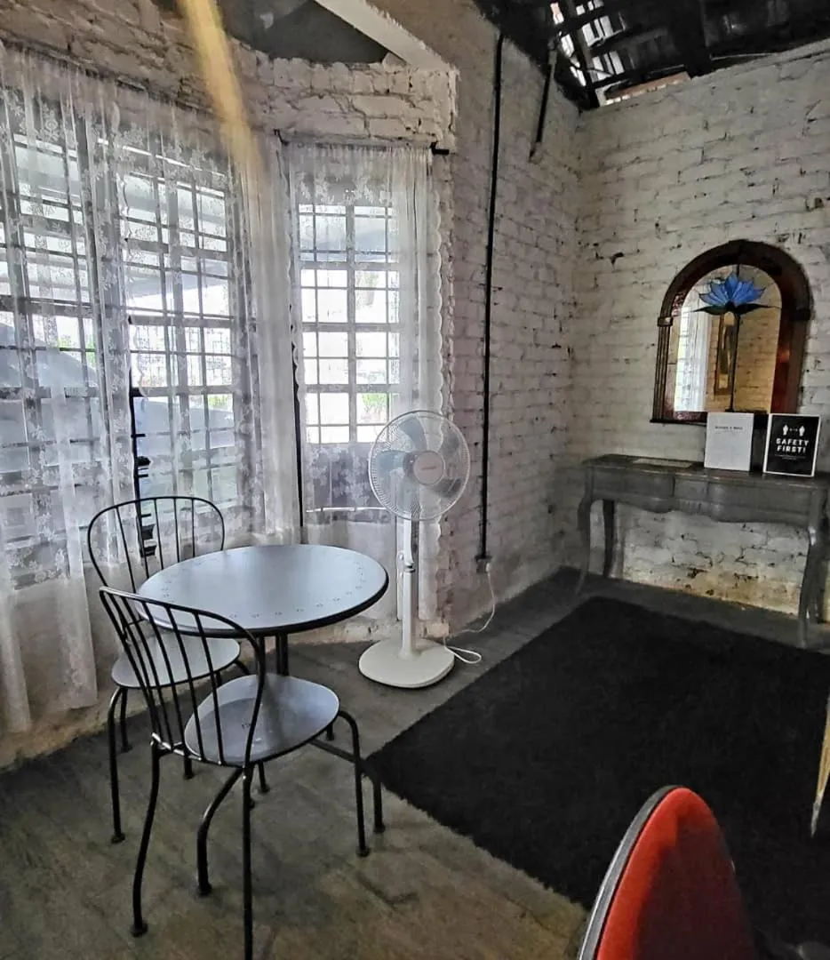 Communal lounge/ TV room in Books & Beds