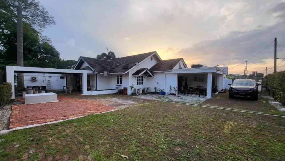 Property building in Books & Beds