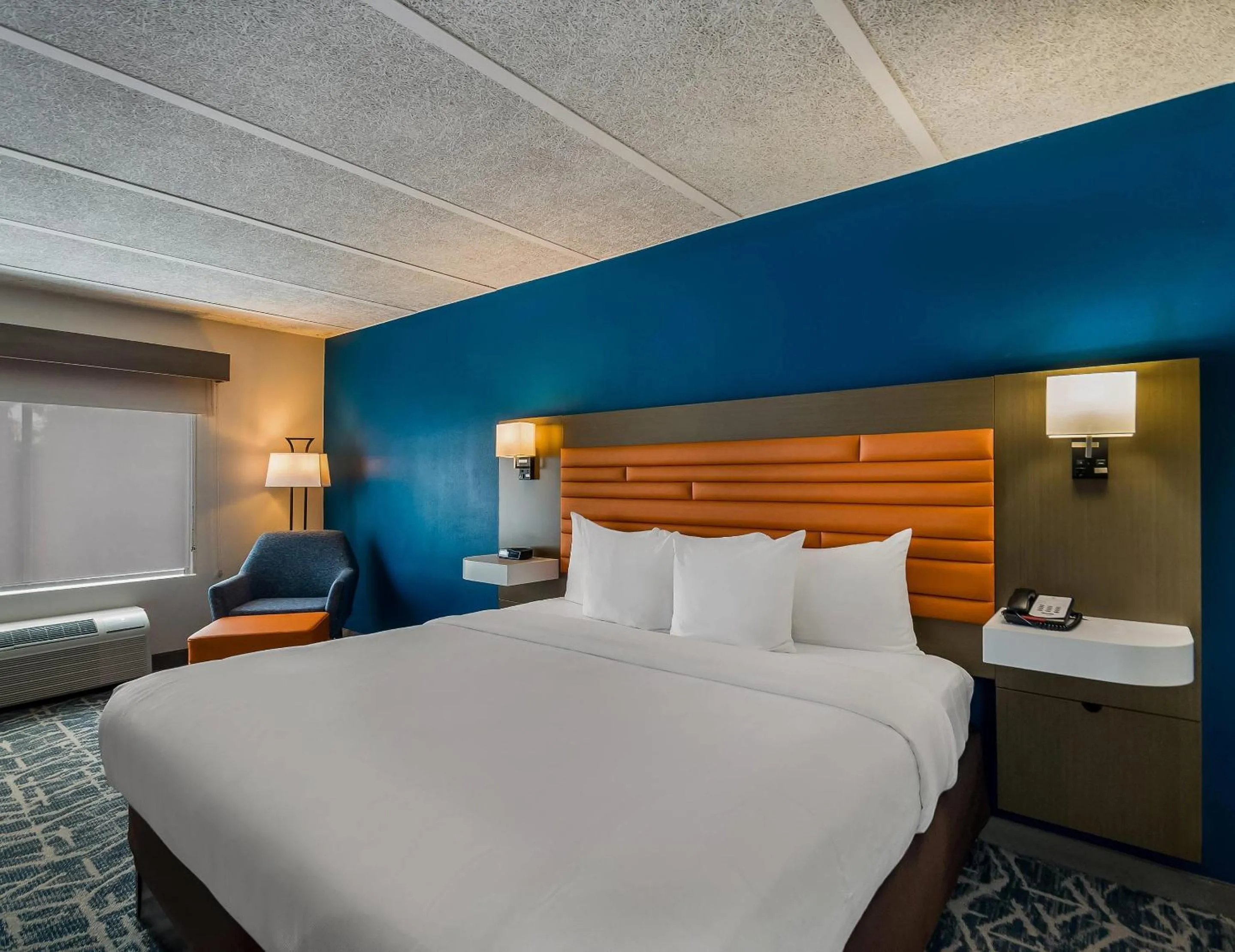 Bedroom, Bed in Comfort Inn Falls Church - Tysons Corner