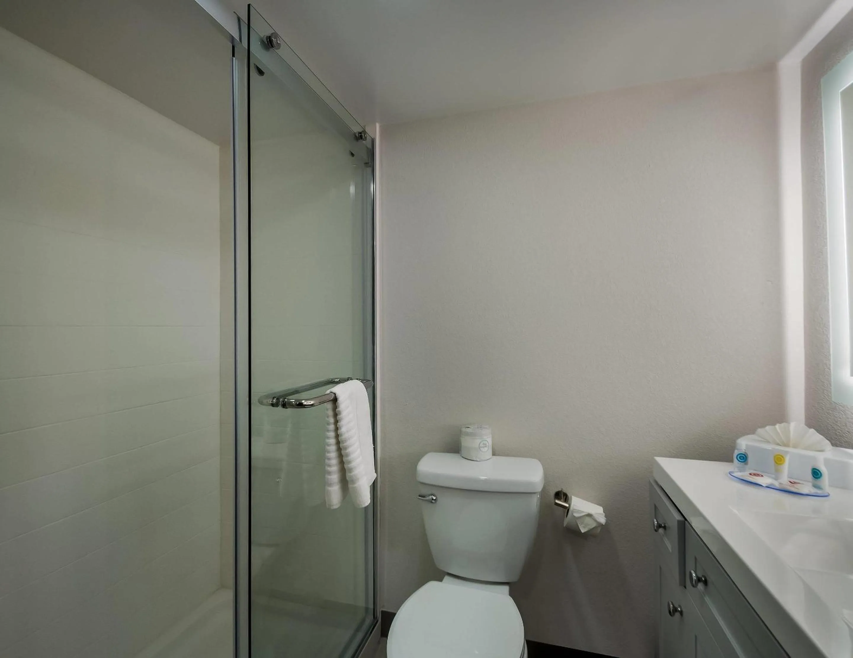 Bedroom in Comfort Inn Falls Church - Tysons Corner