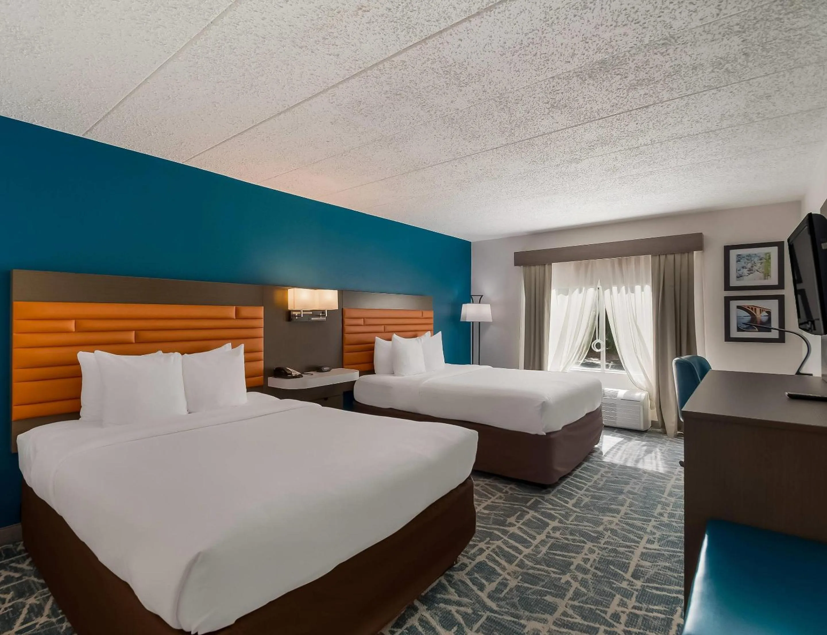 Bedroom, Bed in Comfort Inn Falls Church - Tysons Corner