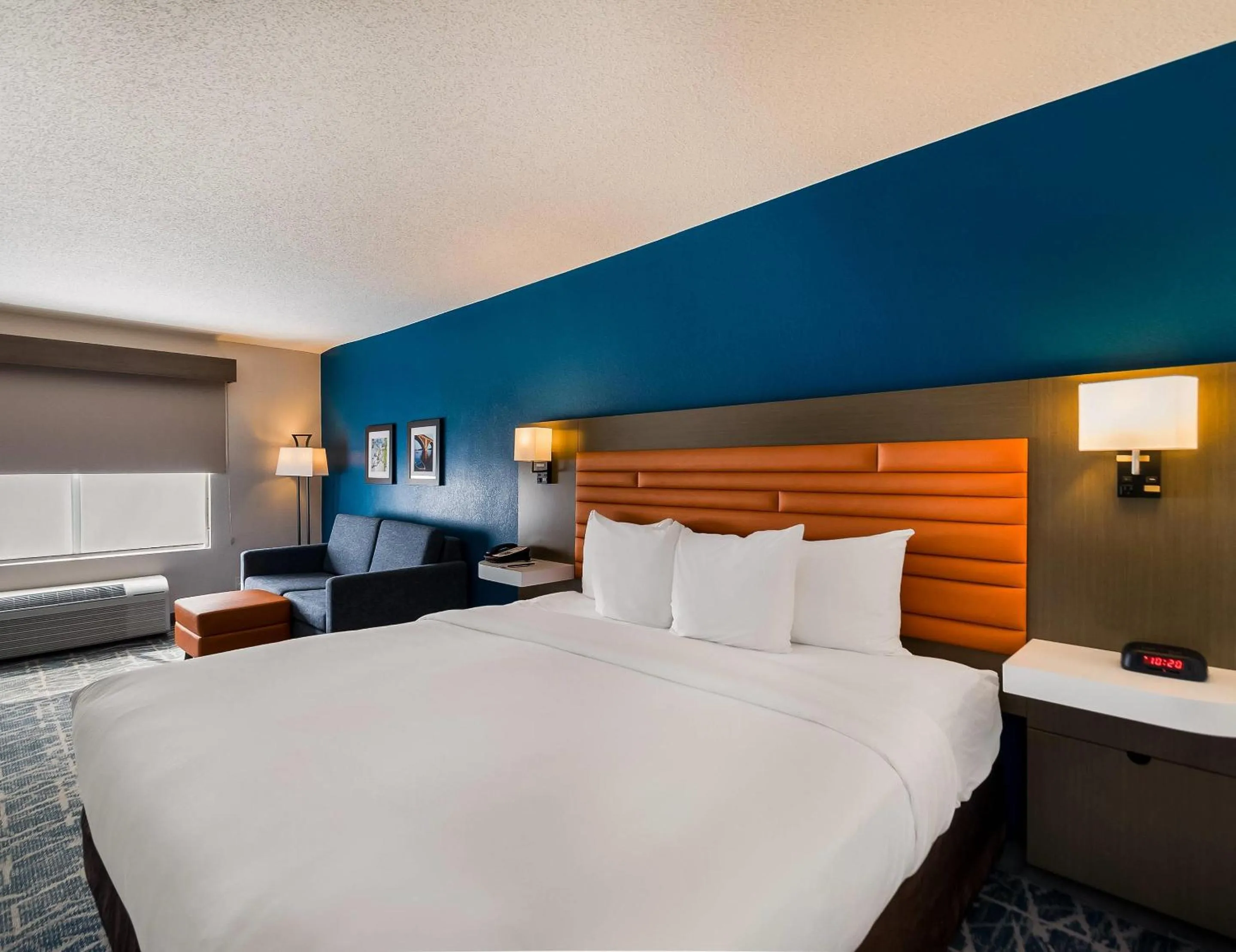 Bedroom, Bed in Comfort Inn Falls Church - Tysons Corner