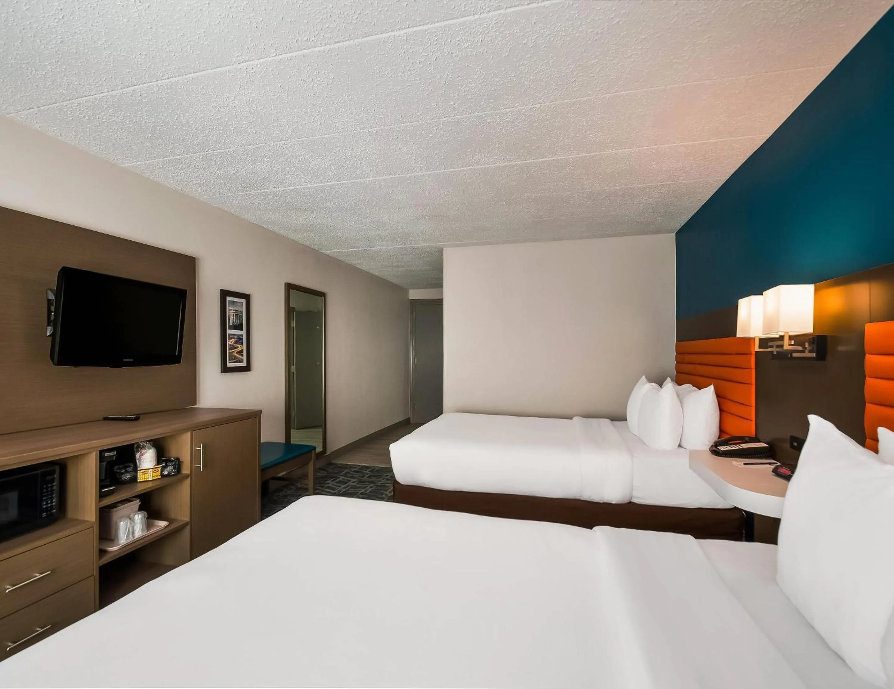 Bedroom, Bed in Comfort Inn Falls Church - Tysons Corner