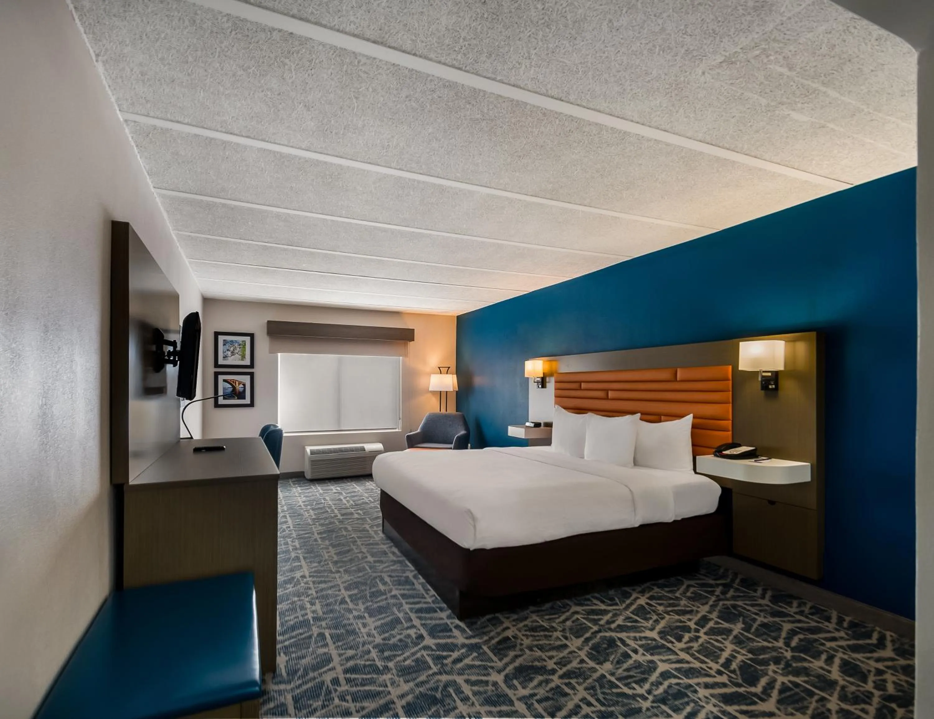 Bedroom, Bed in Comfort Inn Falls Church - Tysons Corner