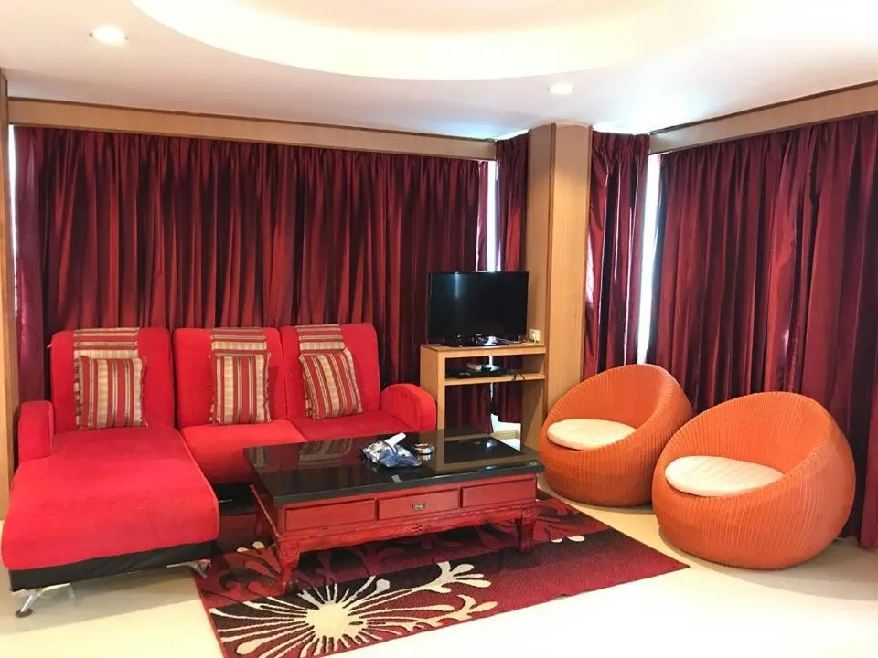 Communal lounge/ TV room in Star Residency Hotel