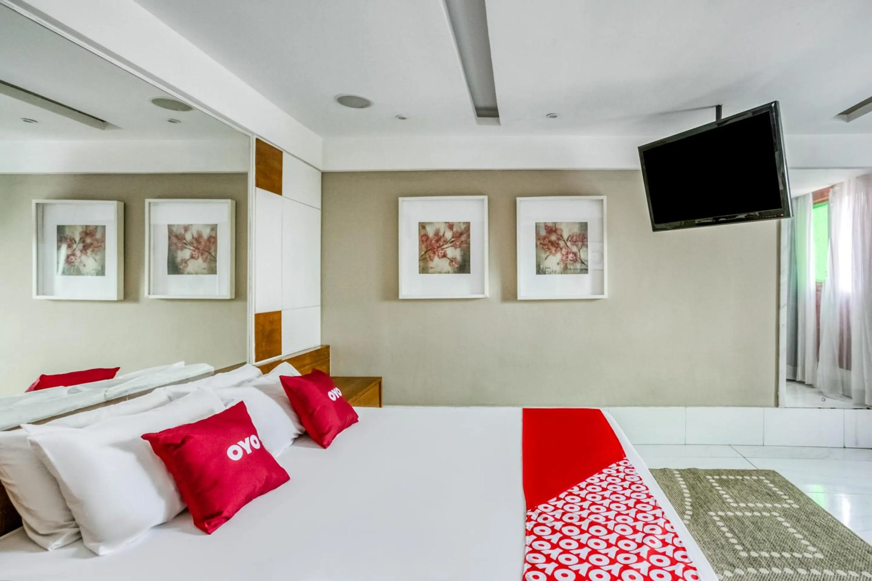 Photo of the whole room in OYO Nobs Hotel, São João de Meriti