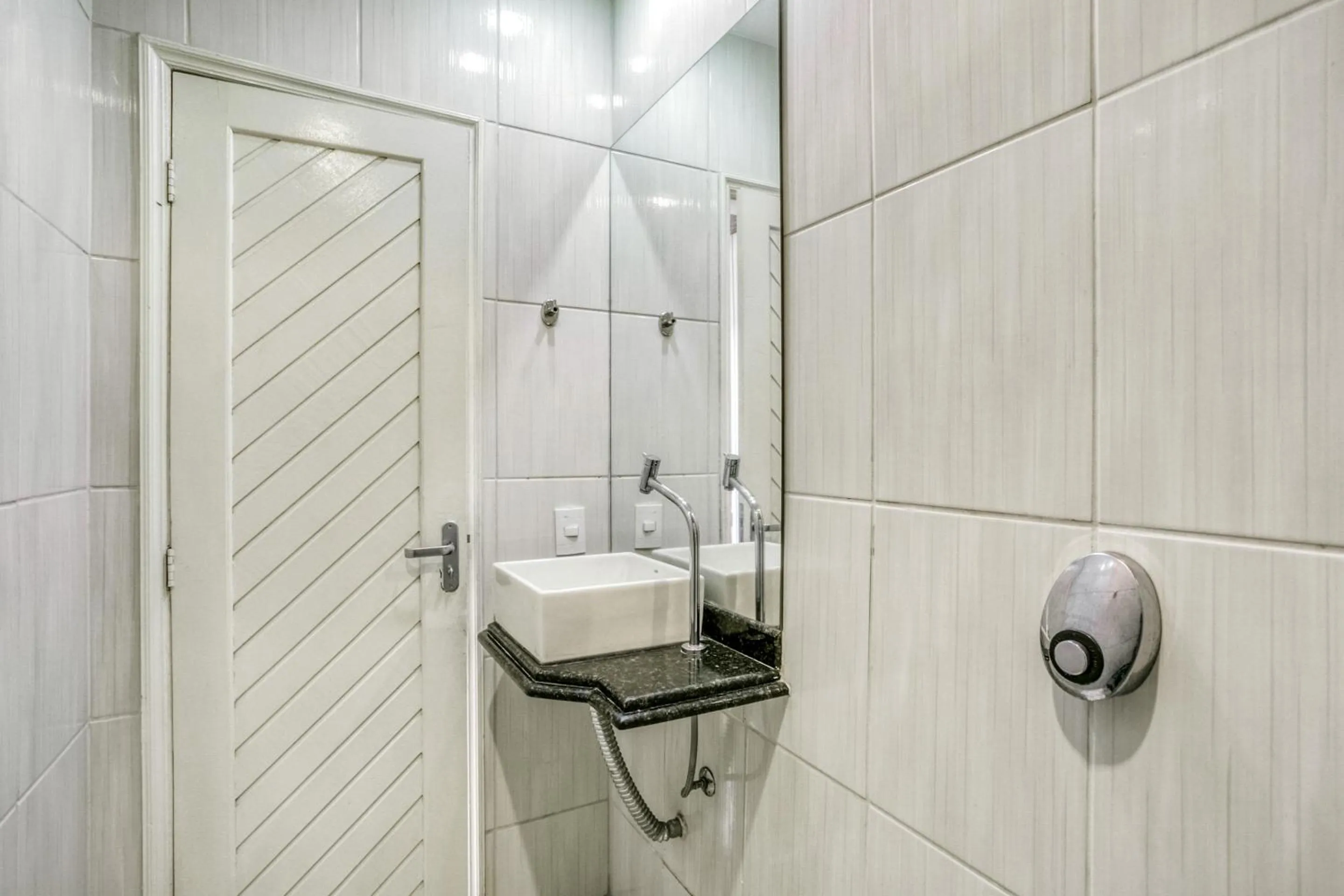 Bathroom in OYO Nobs Hotel, São João de Meriti