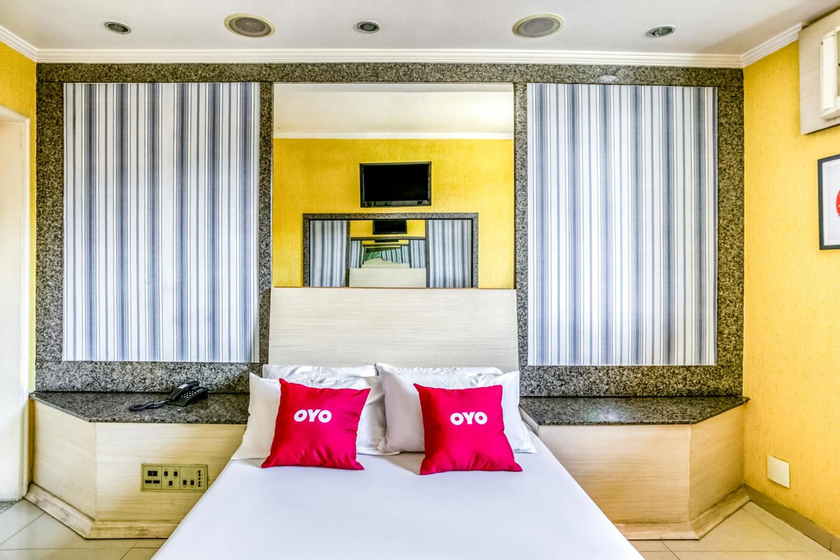 Bedroom in OYO Nobs Hotel, São João de Meriti