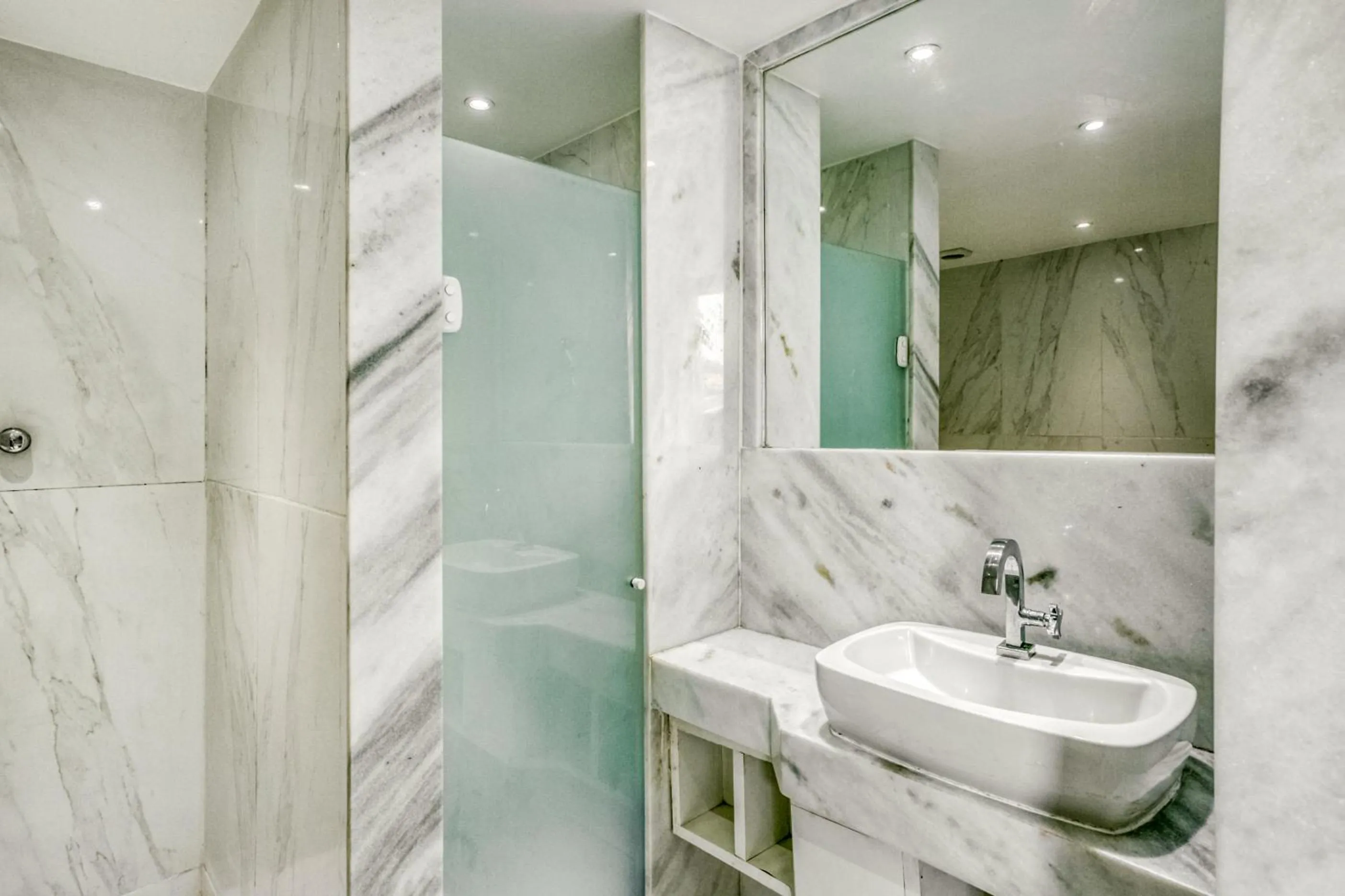 Bathroom in OYO Nobs Hotel, São João de Meriti