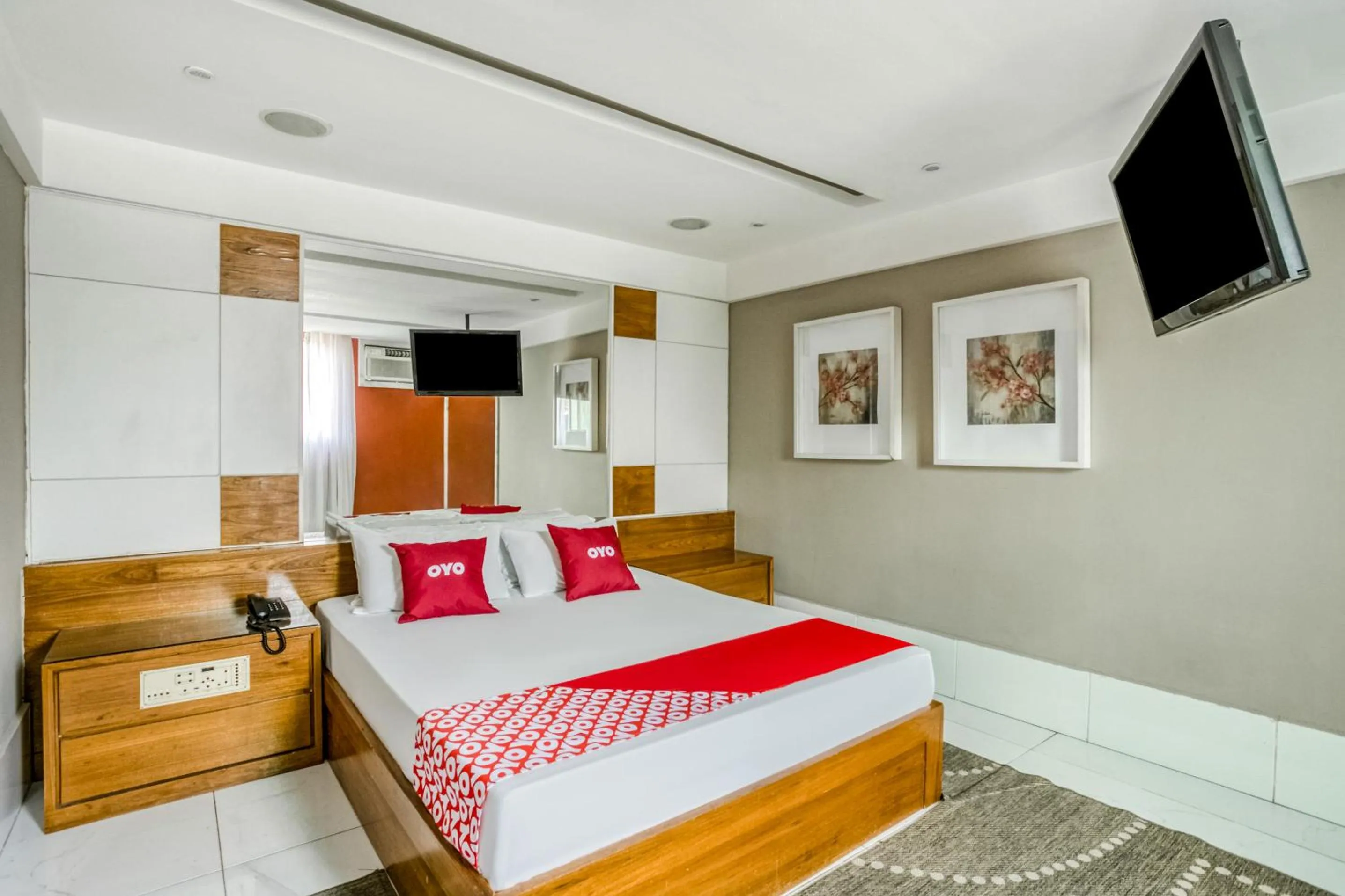 Bedroom in OYO Nobs Hotel, São João de Meriti