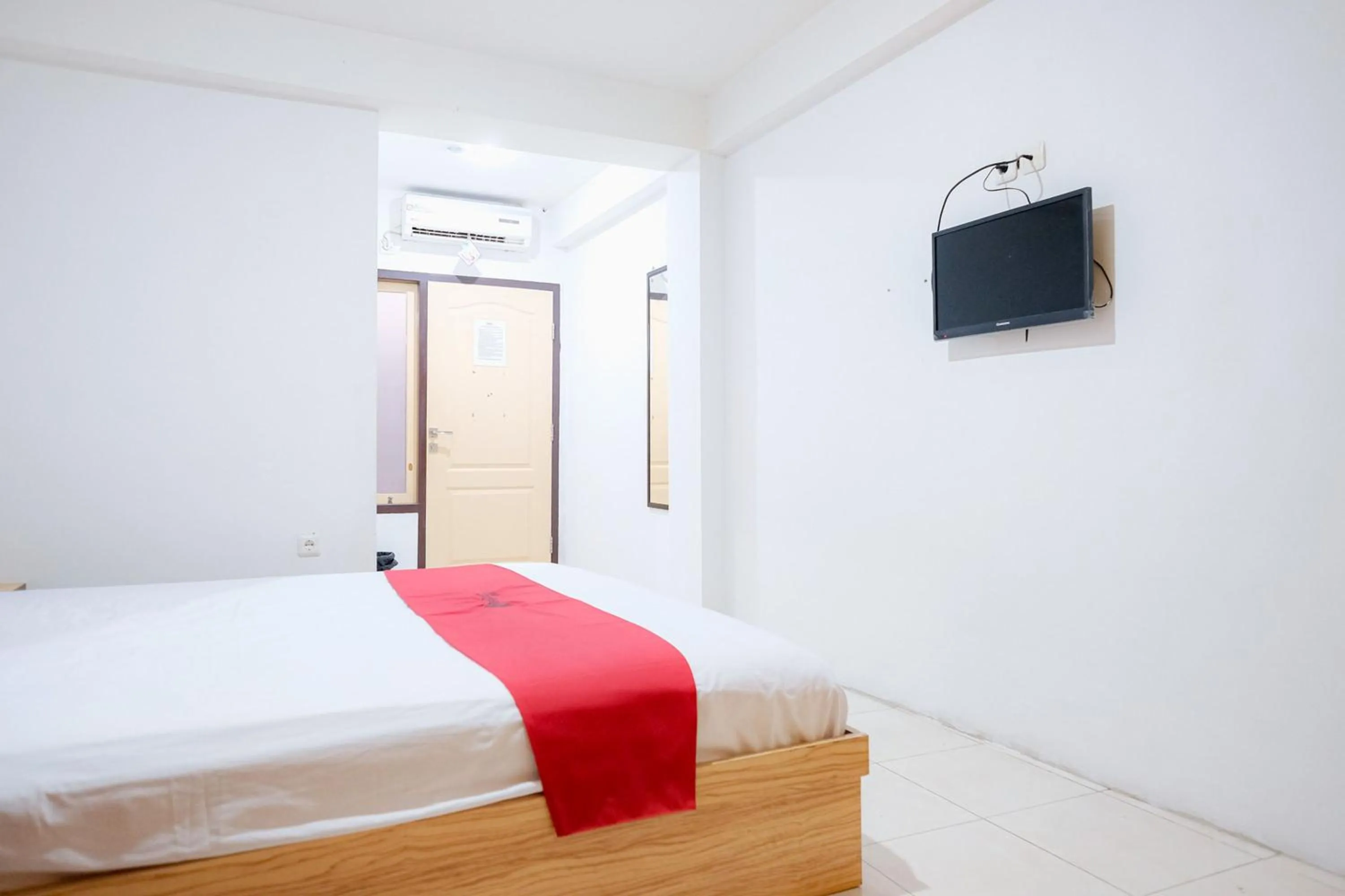 Bedroom, Bed in RedDoorz near Tugu Pers Jambi