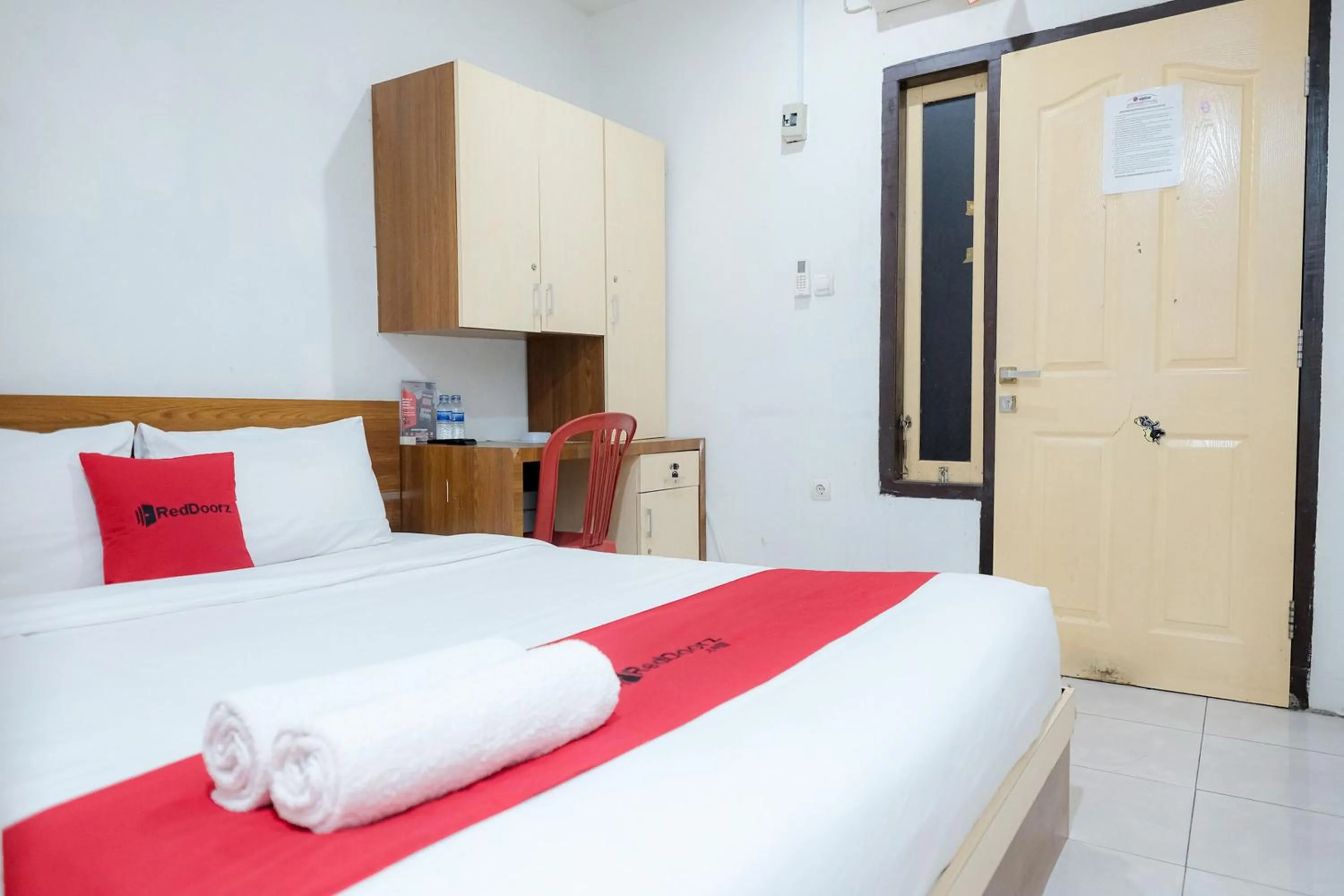 Bedroom, Bed in RedDoorz near Tugu Pers Jambi