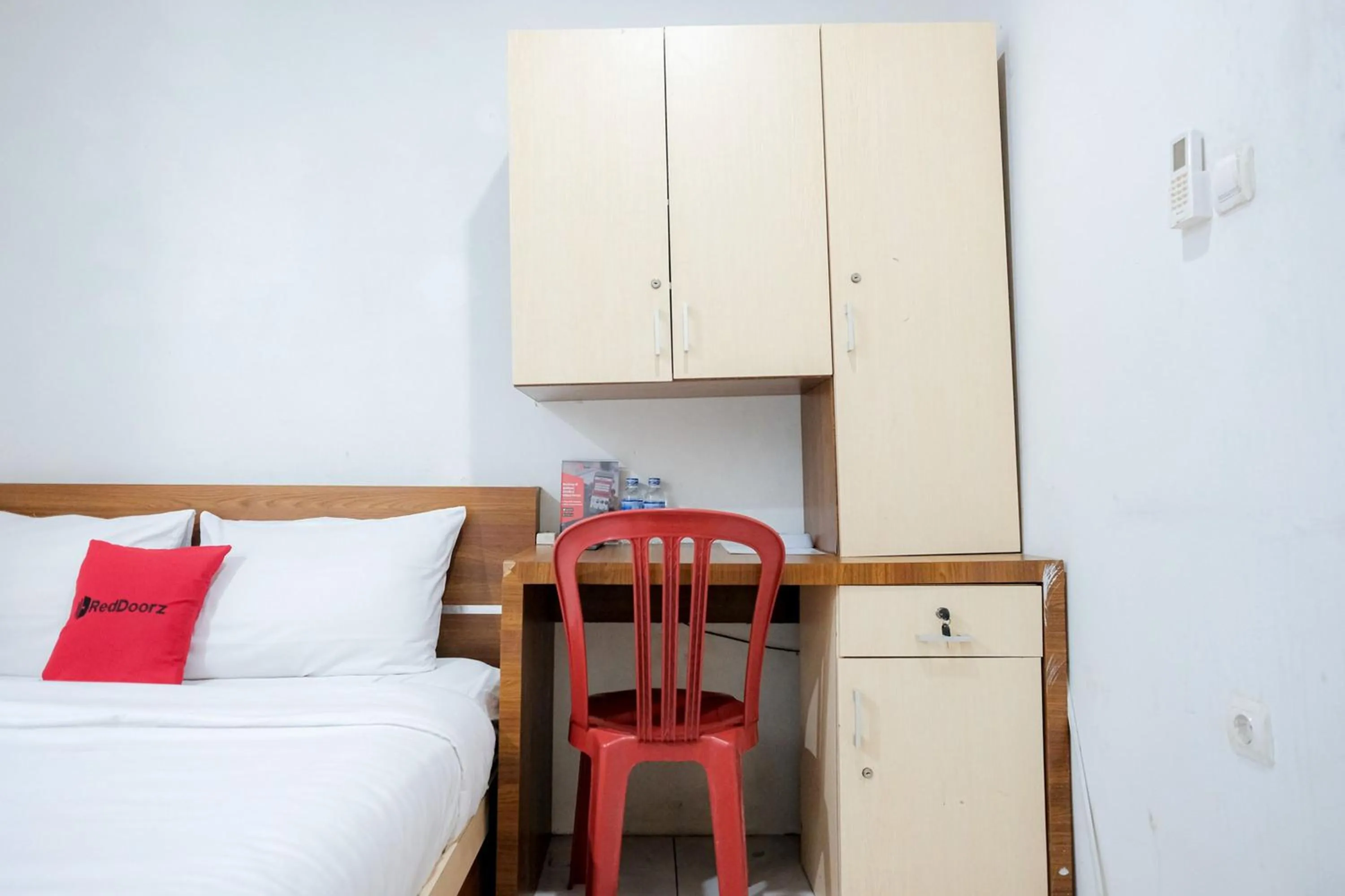 Bedroom, Bed in RedDoorz near Tugu Pers Jambi