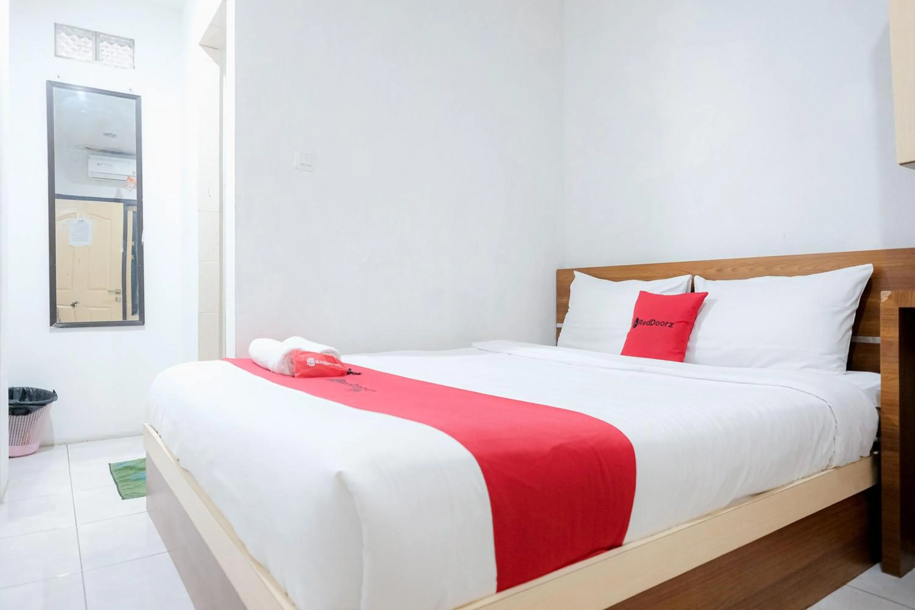 Bedroom, Bed in RedDoorz near Tugu Pers Jambi