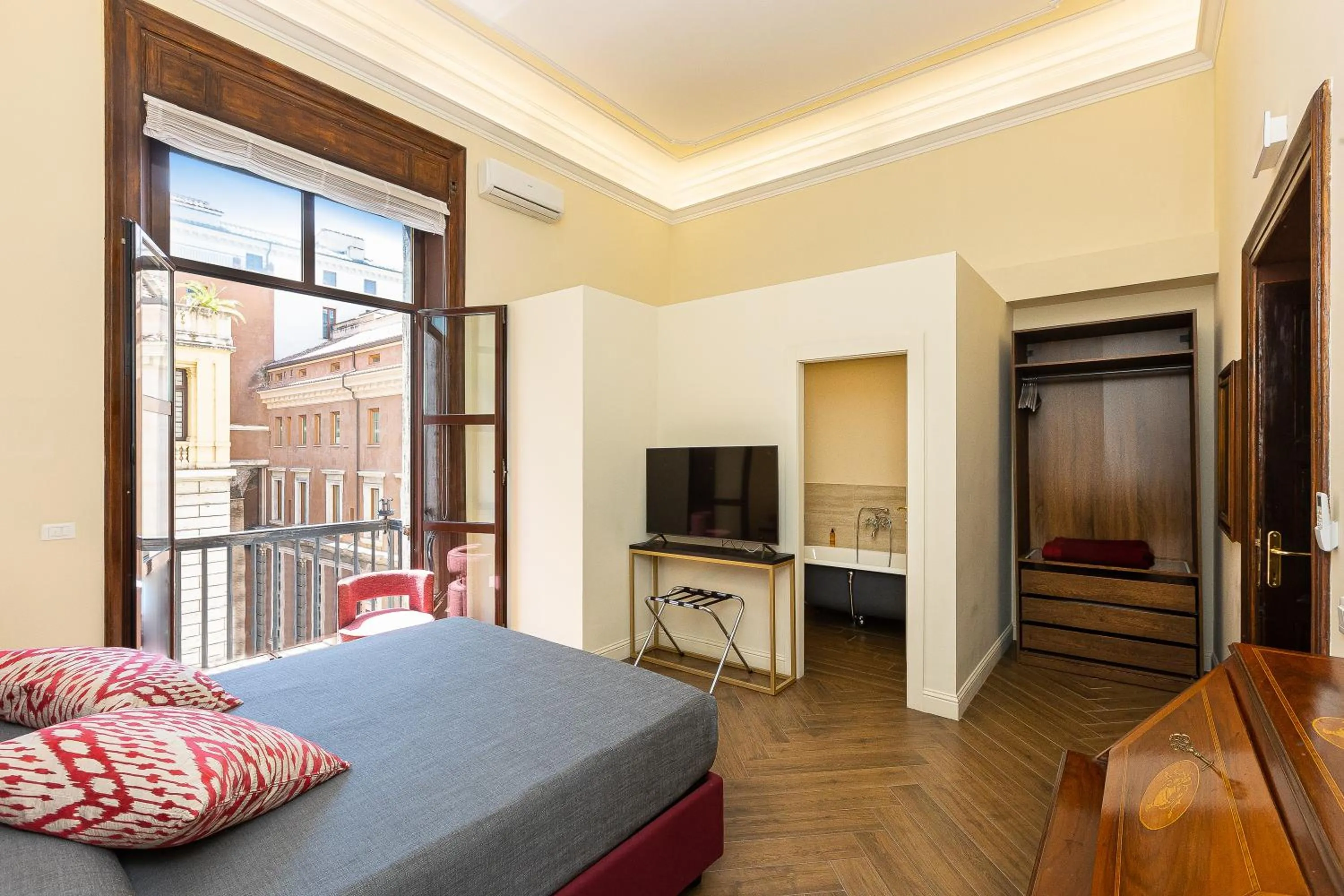 Bed in SPA Apartment Via Barberini