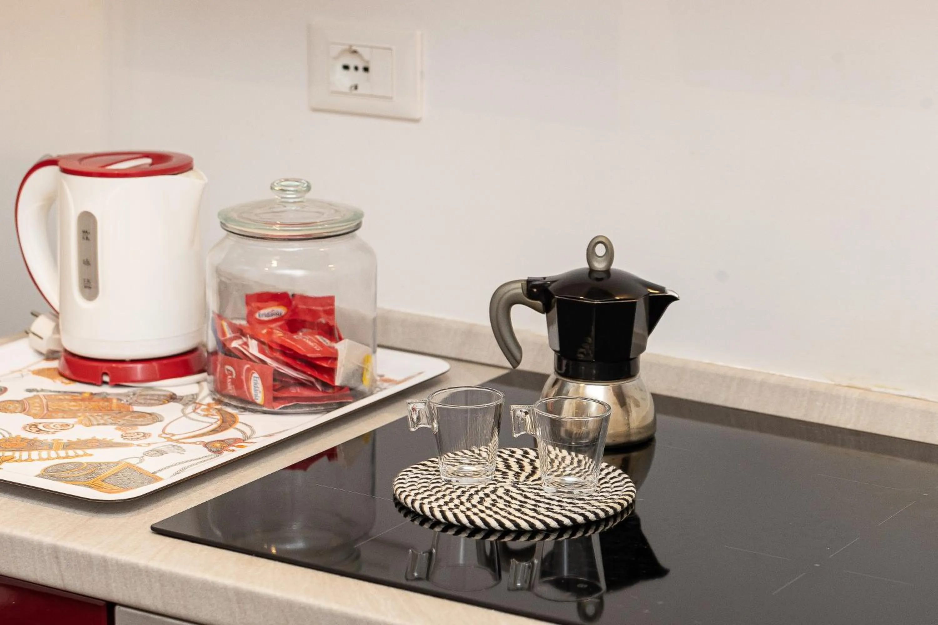 Coffee/tea facilities in SPA Apartment Via Barberini