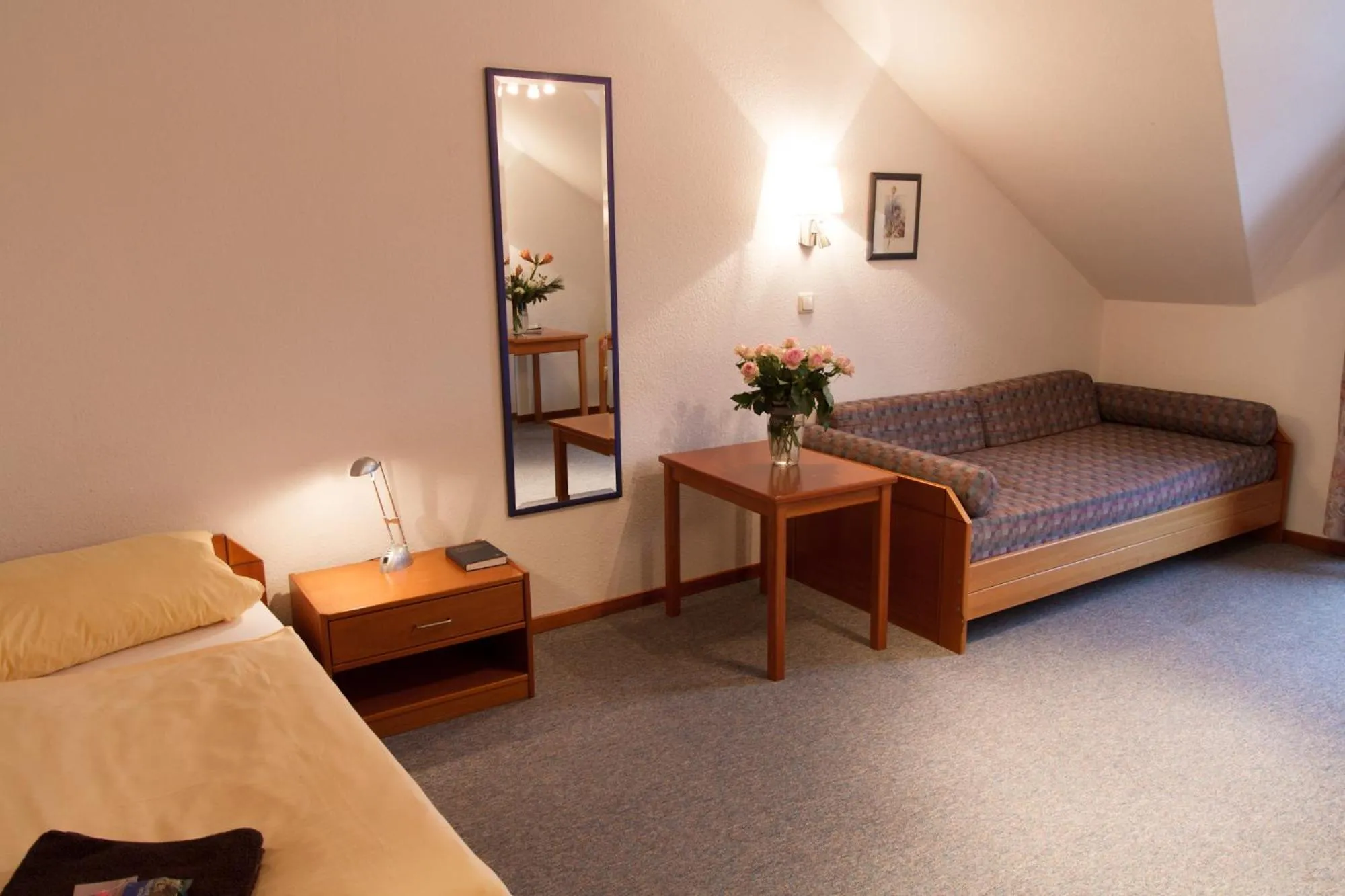 Photo of the whole room, Bed in Krelinger Freizeit- und Tagungszentrum