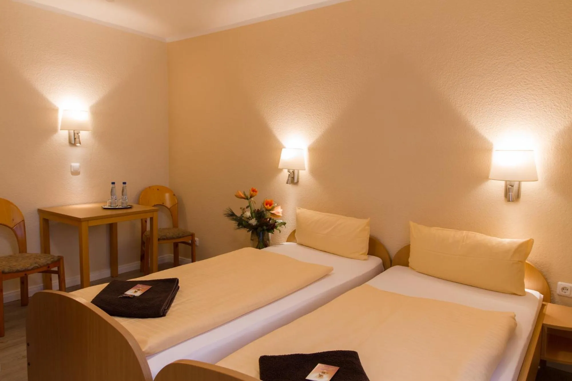 Photo of the whole room, Bed in Krelinger Freizeit- und Tagungszentrum