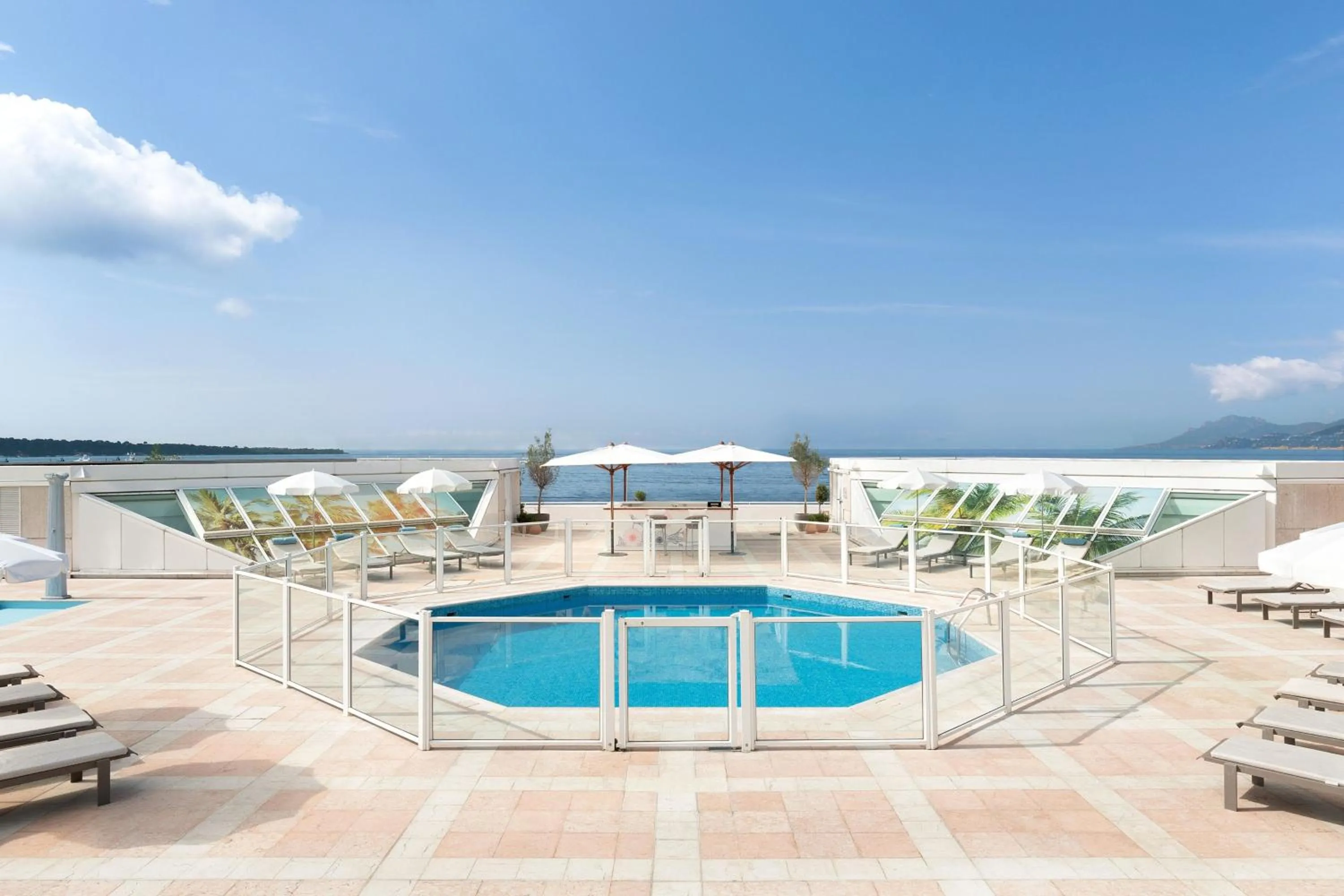 Swimming pool in JW Marriott Cannes