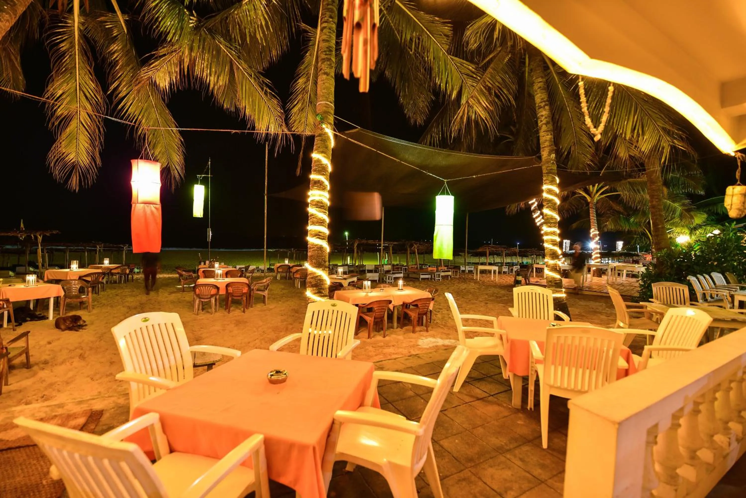 Restaurant/places to eat in International Beach Hotel & Restaurant