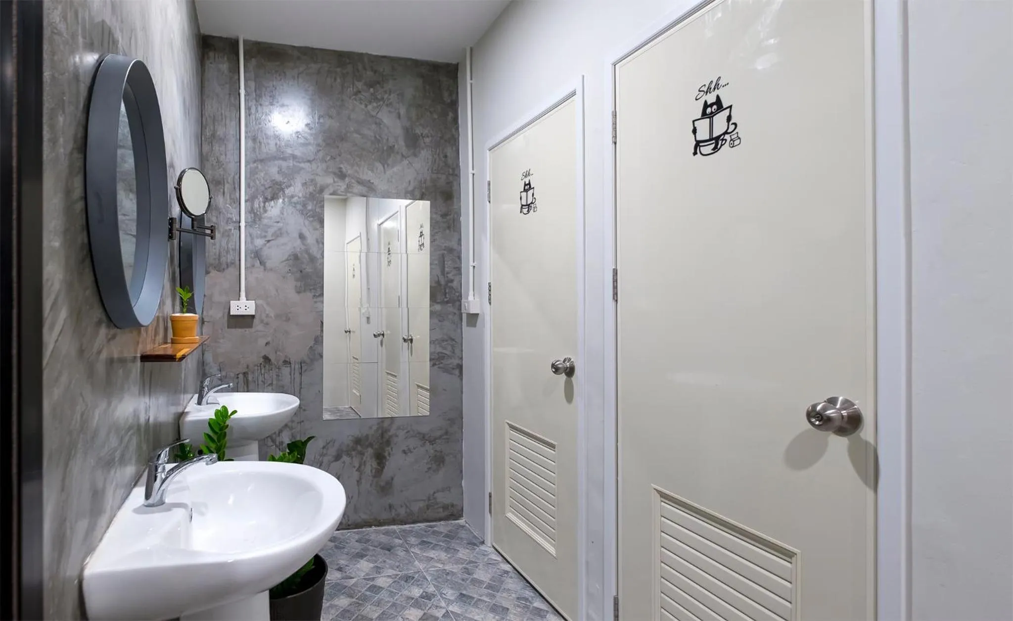 Toilet in BED Friends Poshtel