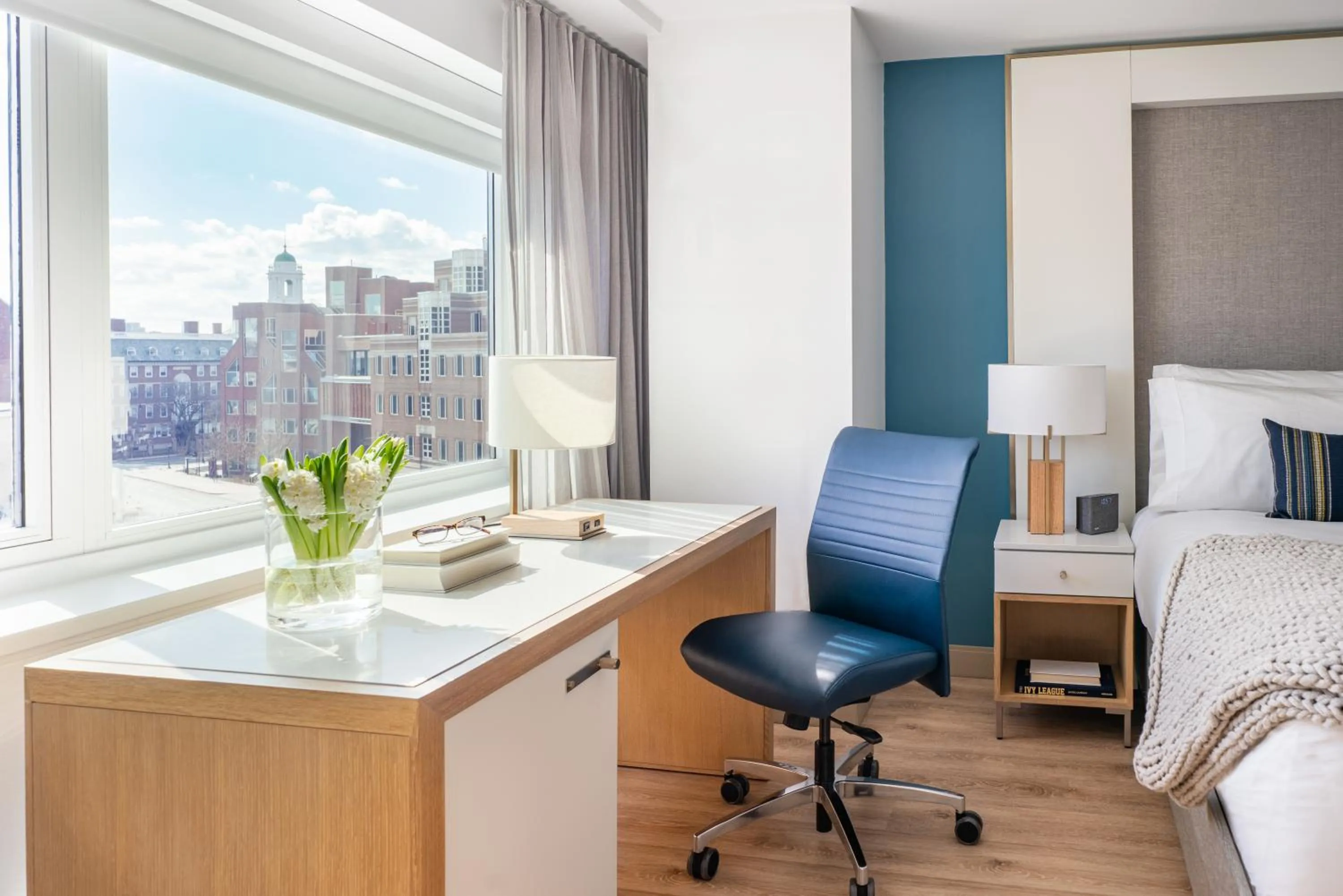 Seating area, Bed in Harvard Square Hotel