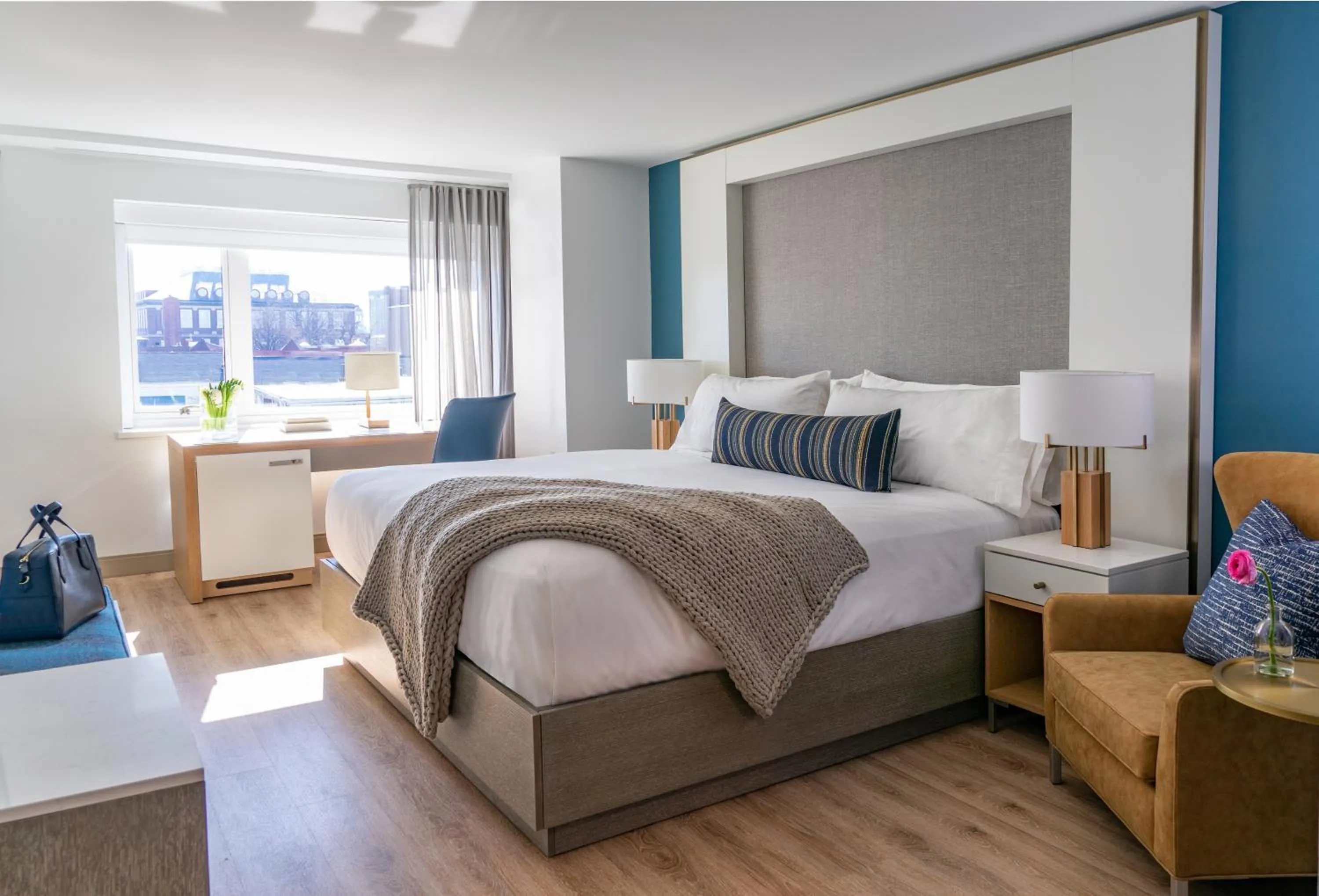 Photo of the whole room, Bed in Harvard Square Hotel