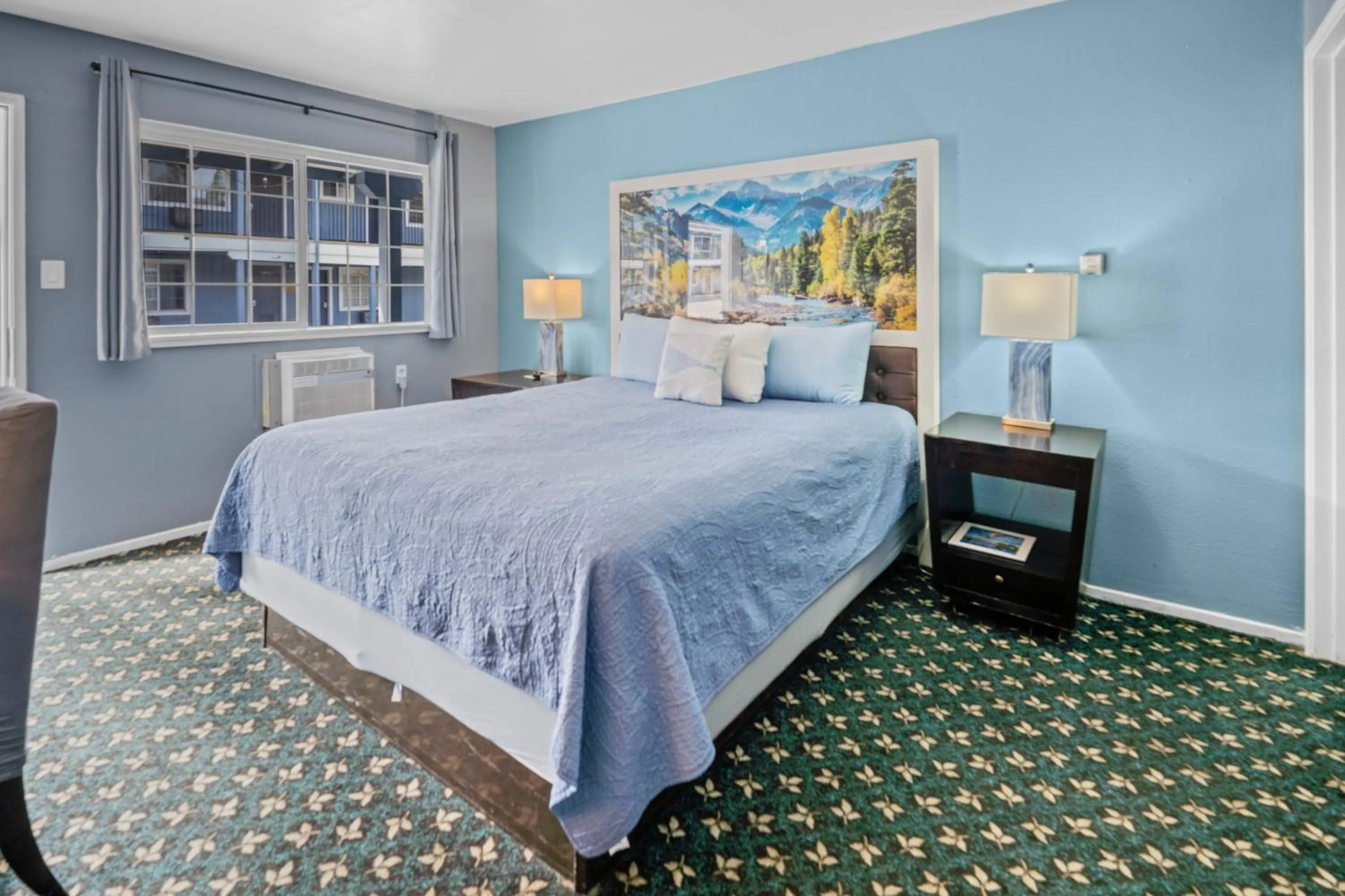 Bed in Bluebird Day Inn & Suites