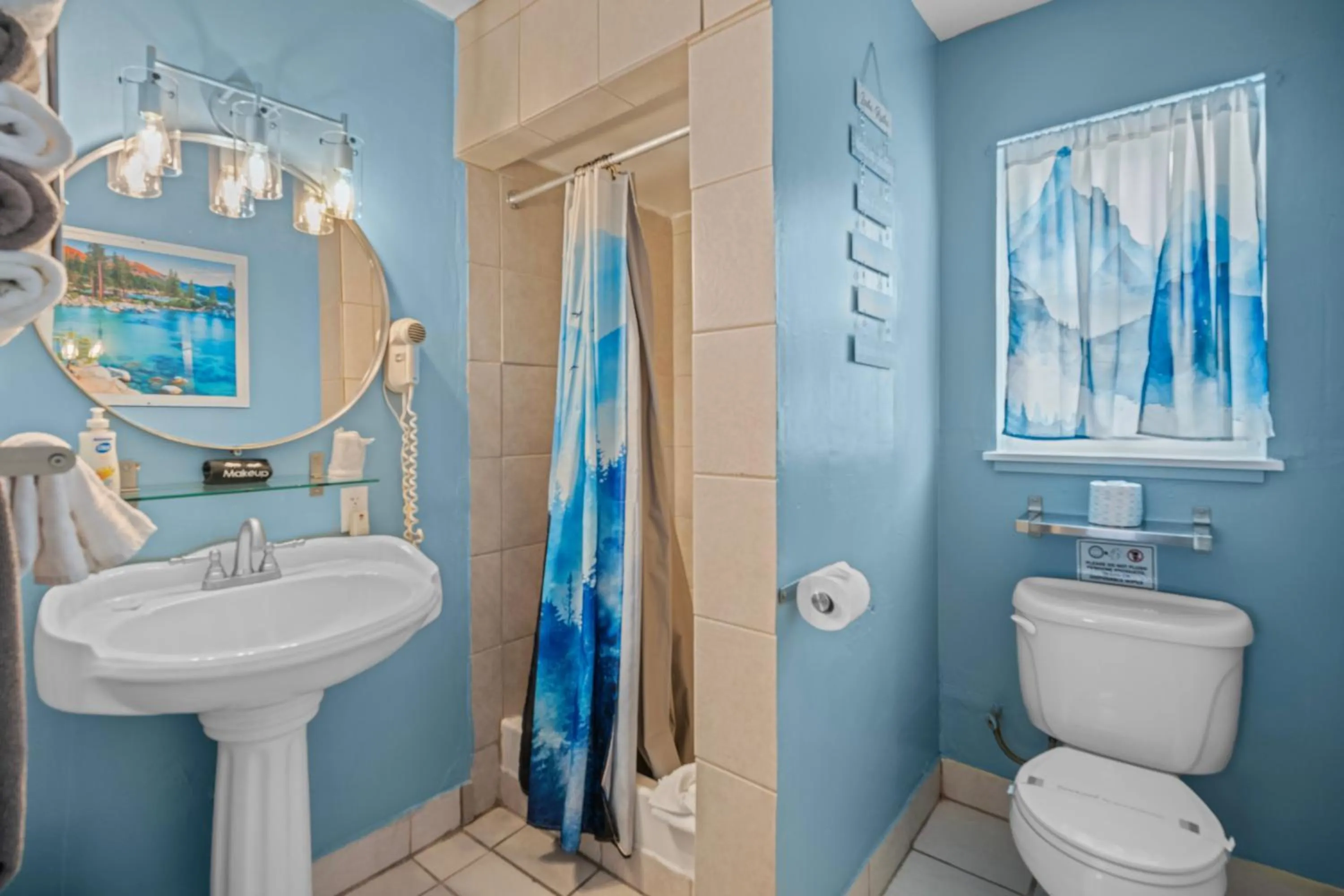 Bathroom in Bluebird Day Inn & Suites