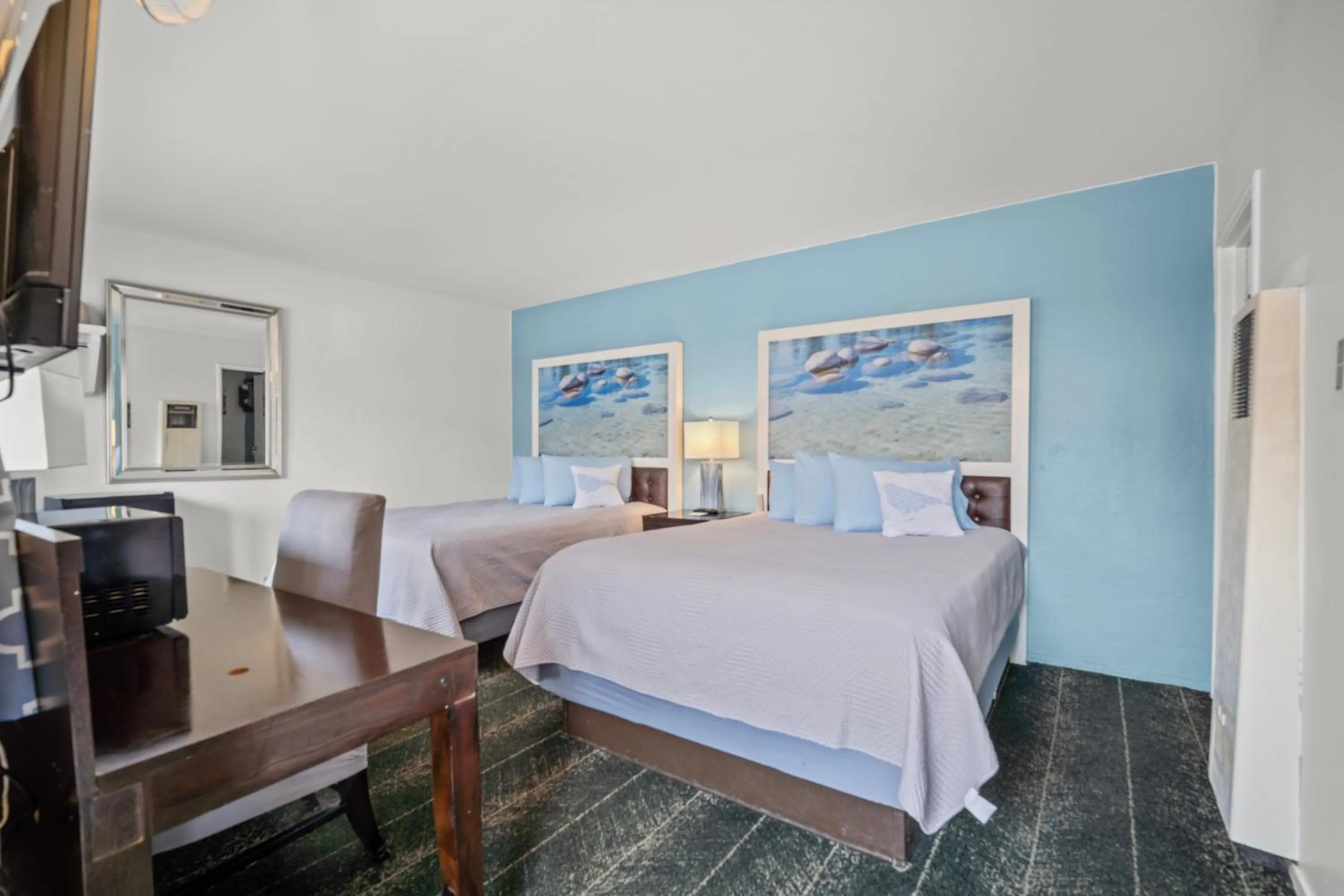 Bed in Bluebird Day Inn & Suites