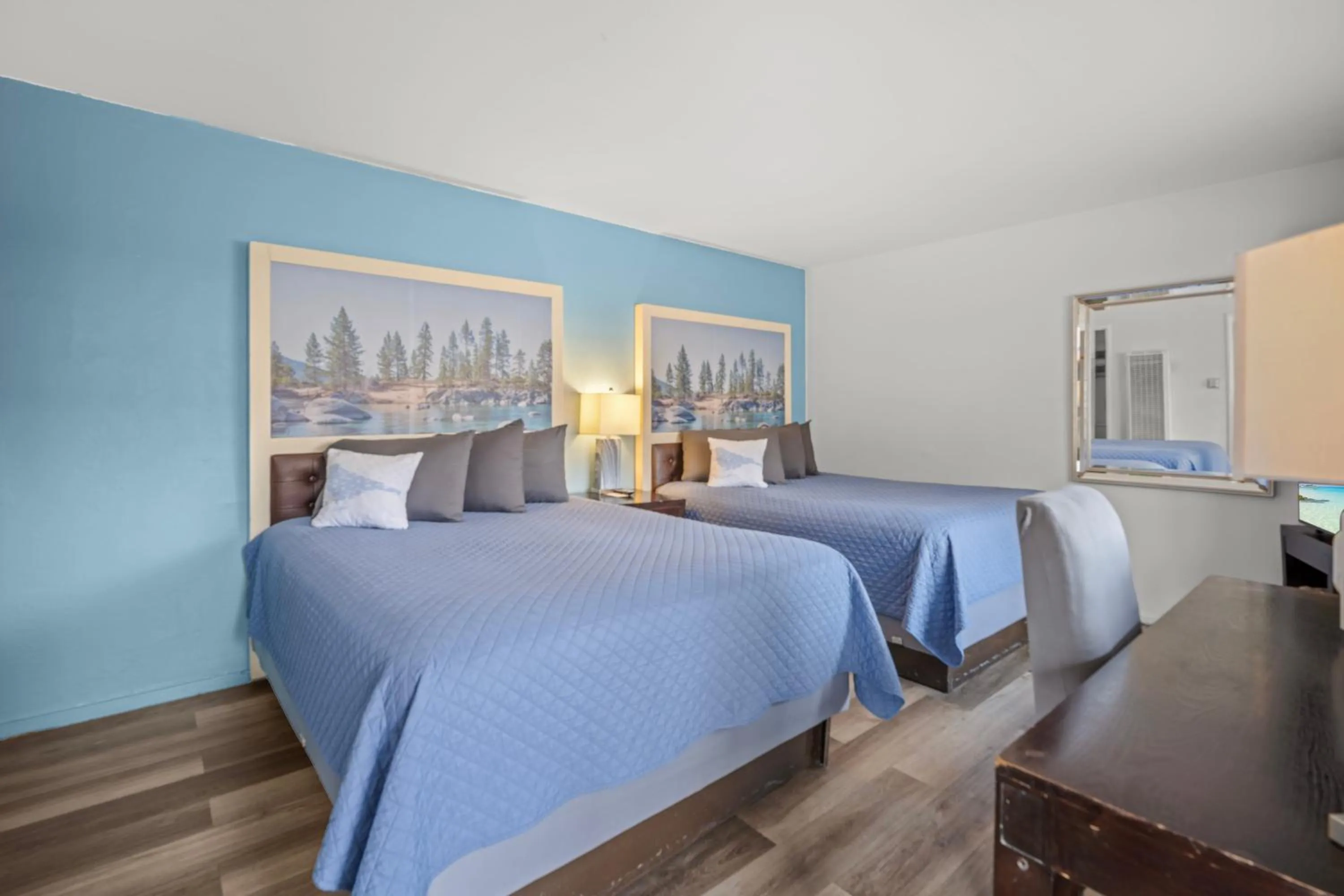 Bedroom, Bed in Bluebird Day Inn & Suites