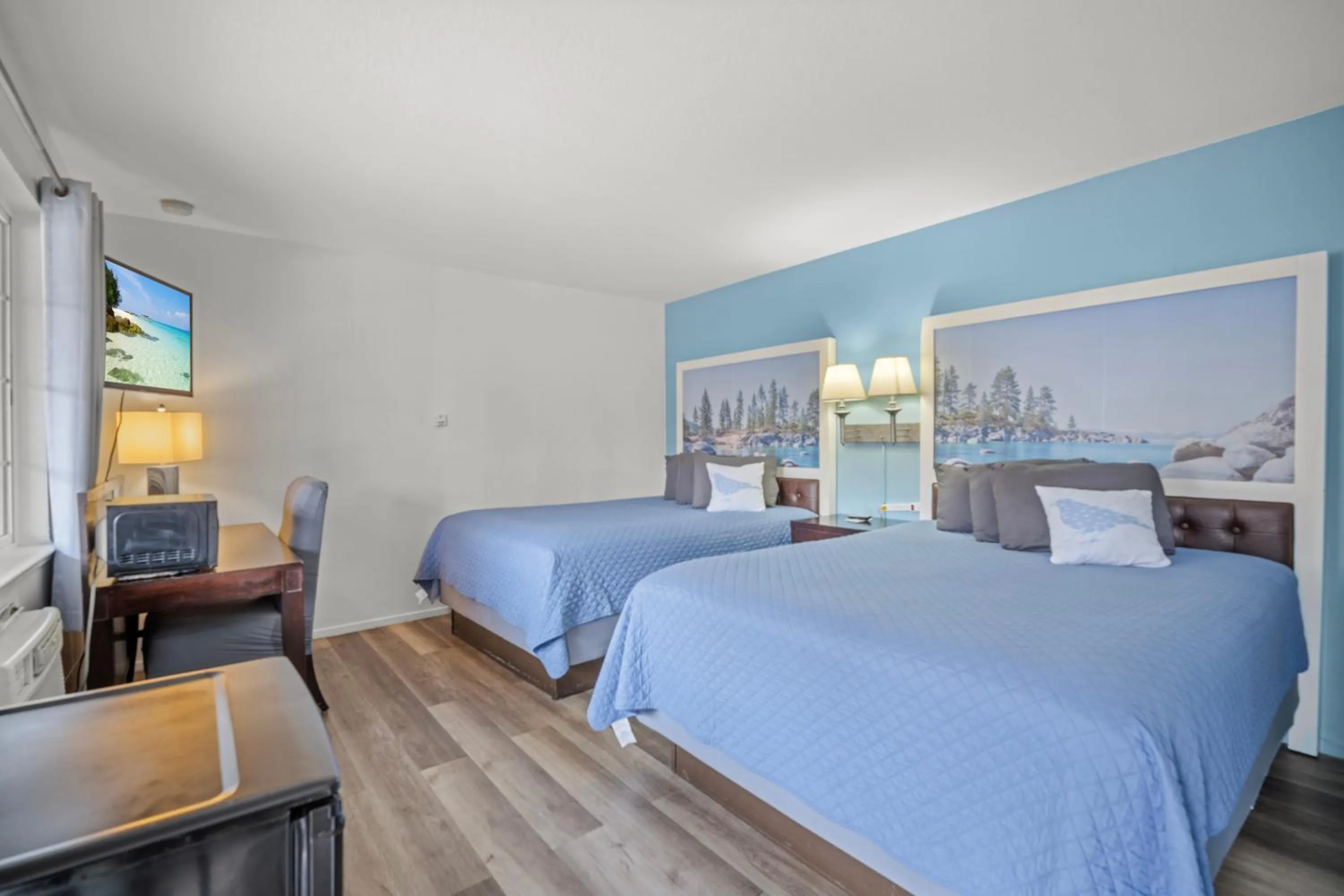 Bed in Bluebird Day Inn & Suites