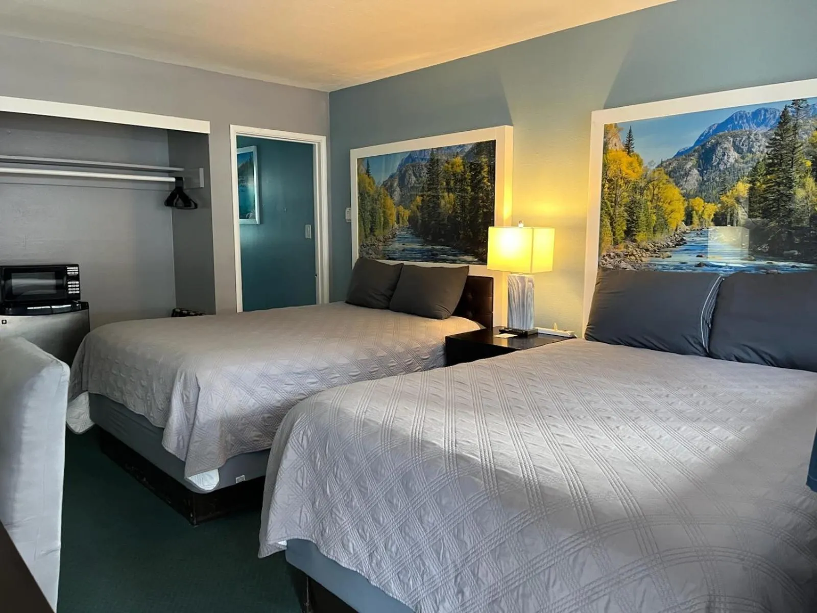 Bedroom, Bed in Bluebird Day Inn & Suites